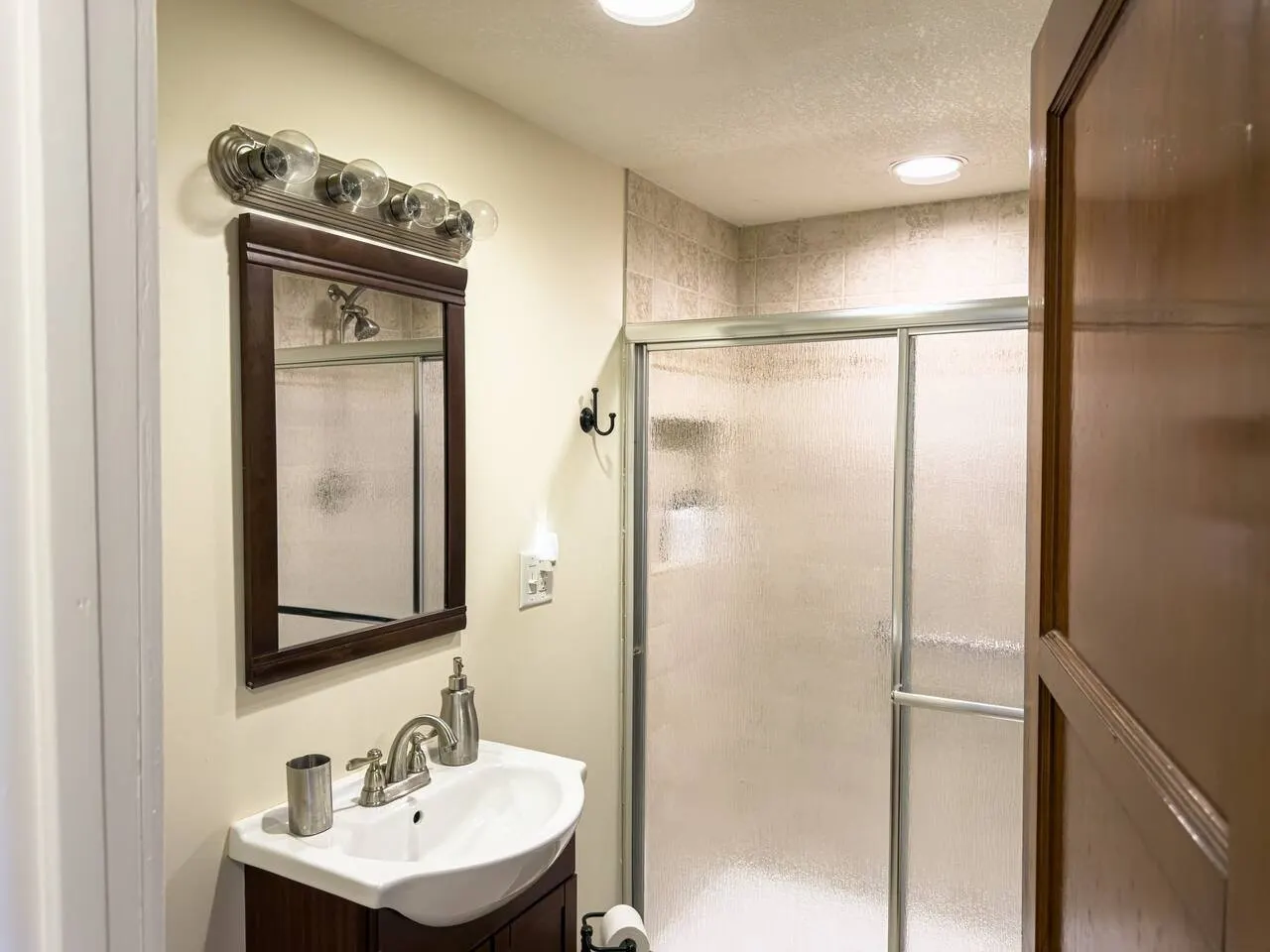 Erie's Heart and Soul - House in town, Sleeps 6! 14