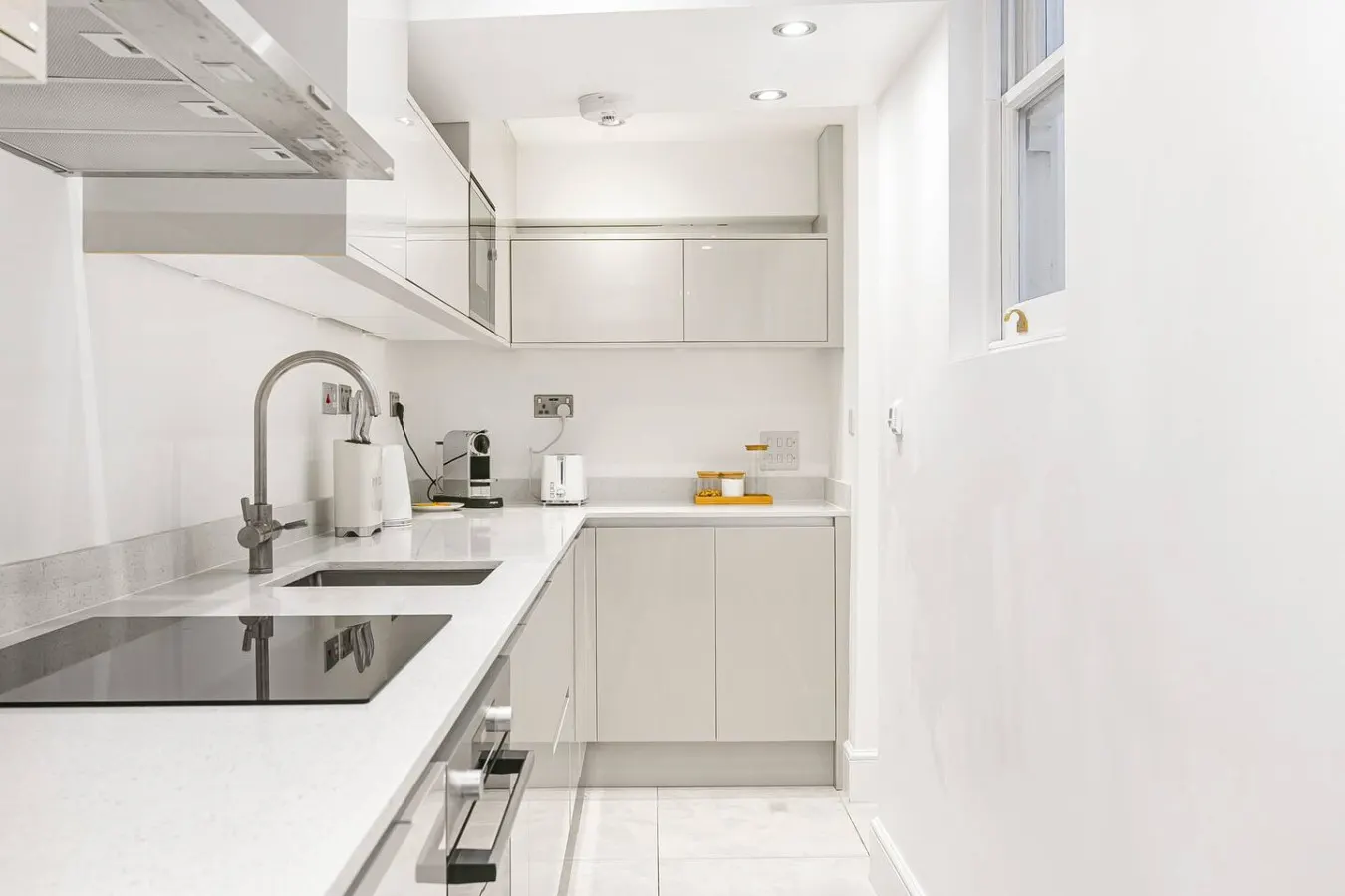 Knightsbridge 3-Bed Next To Harrods with Patio 18