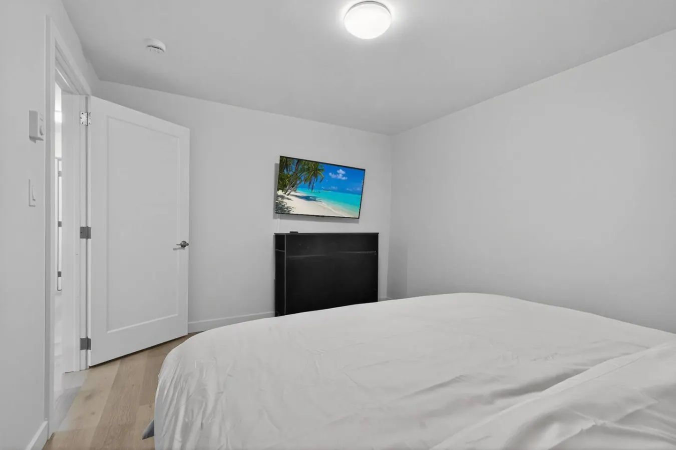 The Comfort Suite Modern 3BR Netflix Parking 9