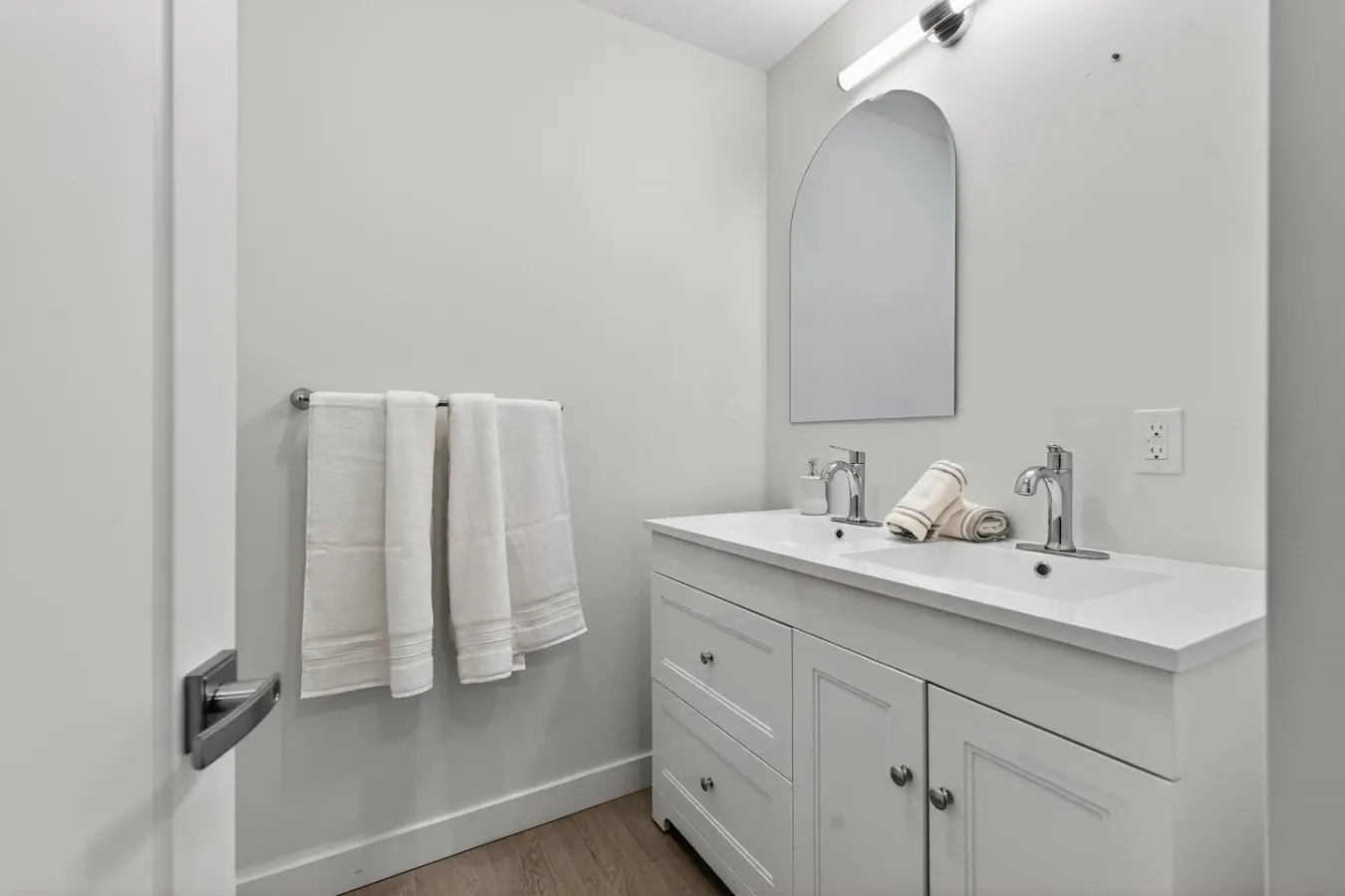 The Comfort Suite Modern 3BR Netflix Parking 11