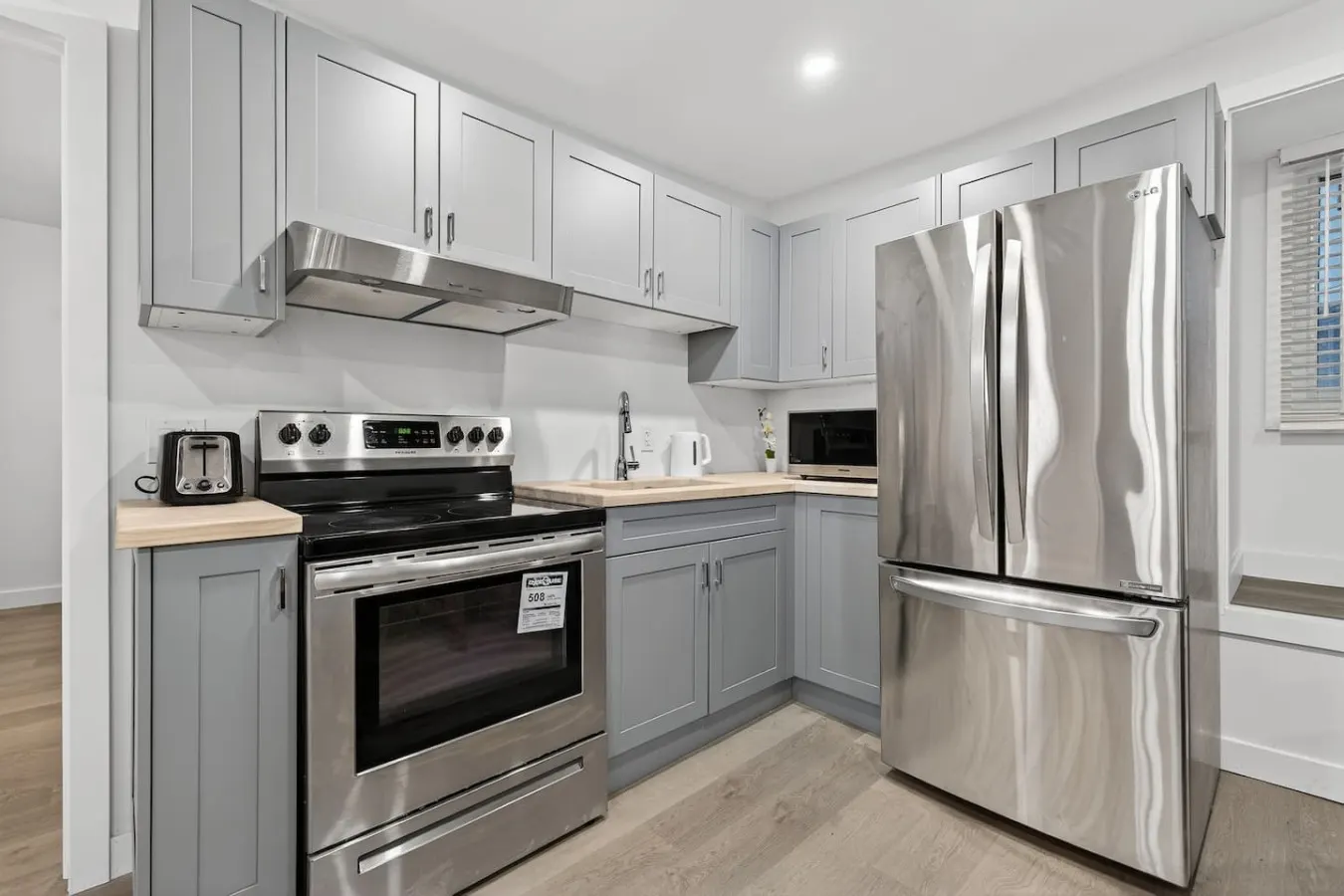 The Comfort Suite Modern 3BR Netflix Parking 6