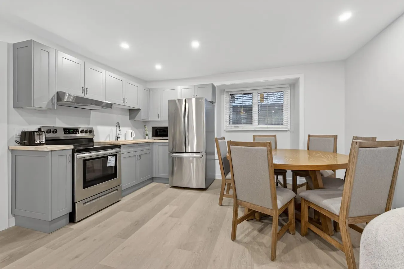 The Comfort Suite Modern 3BR Netflix Parking 7