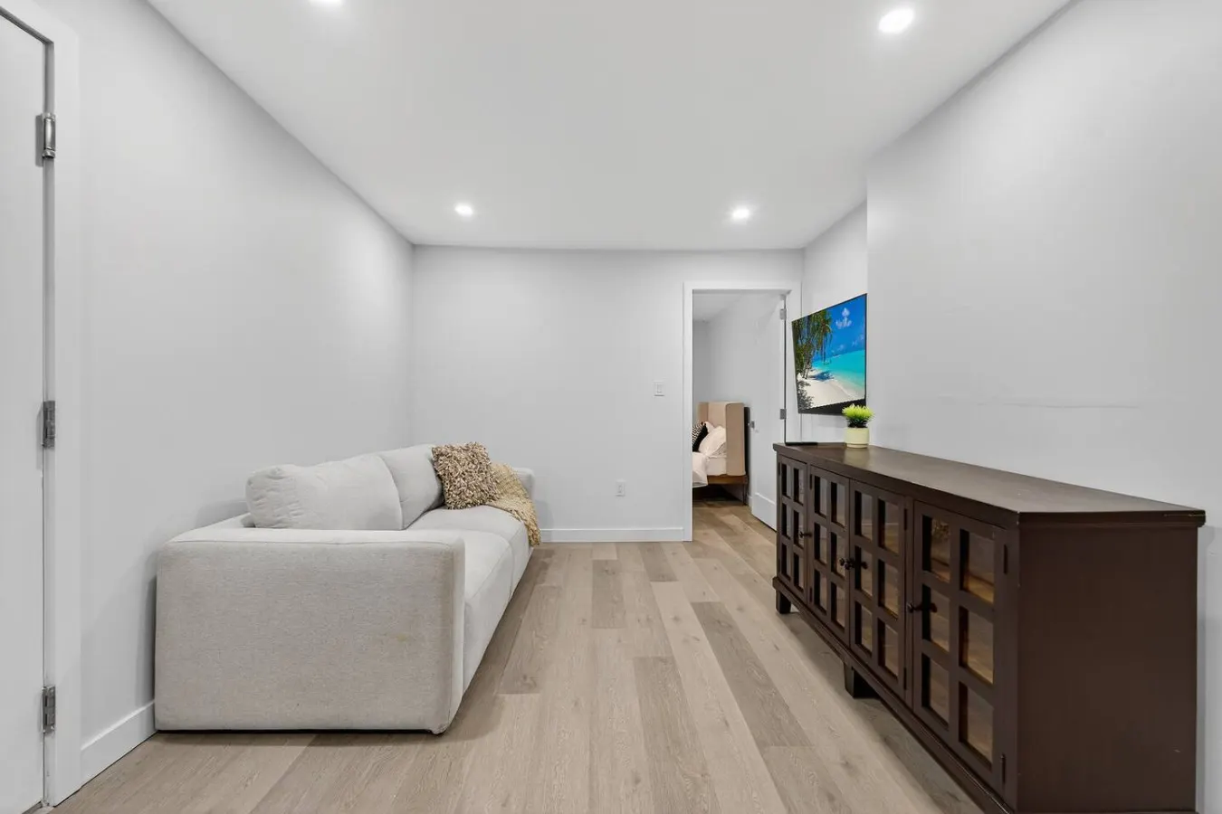 The Comfort Suite Modern 3BR Netflix Parking 8