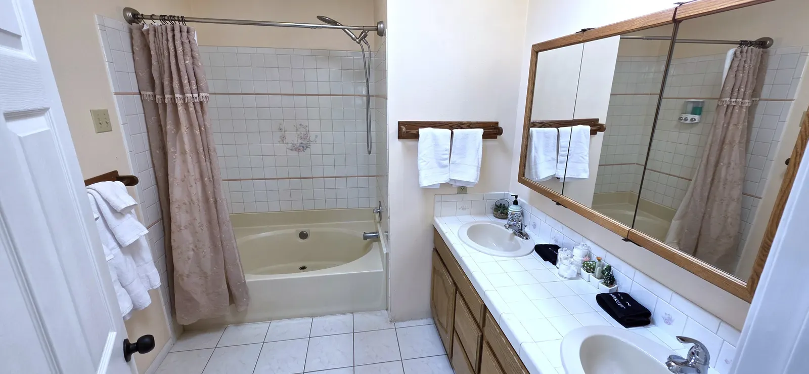 Hot Tub, Pool Table, Swing Sets, Theater, Kayaks 20