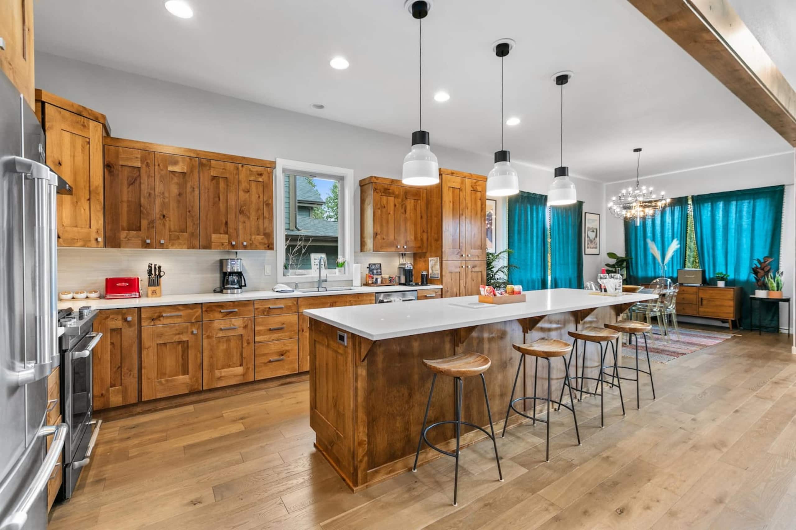 Luxury Bend Getaway | Hot Tub • Fireplace • Views 16