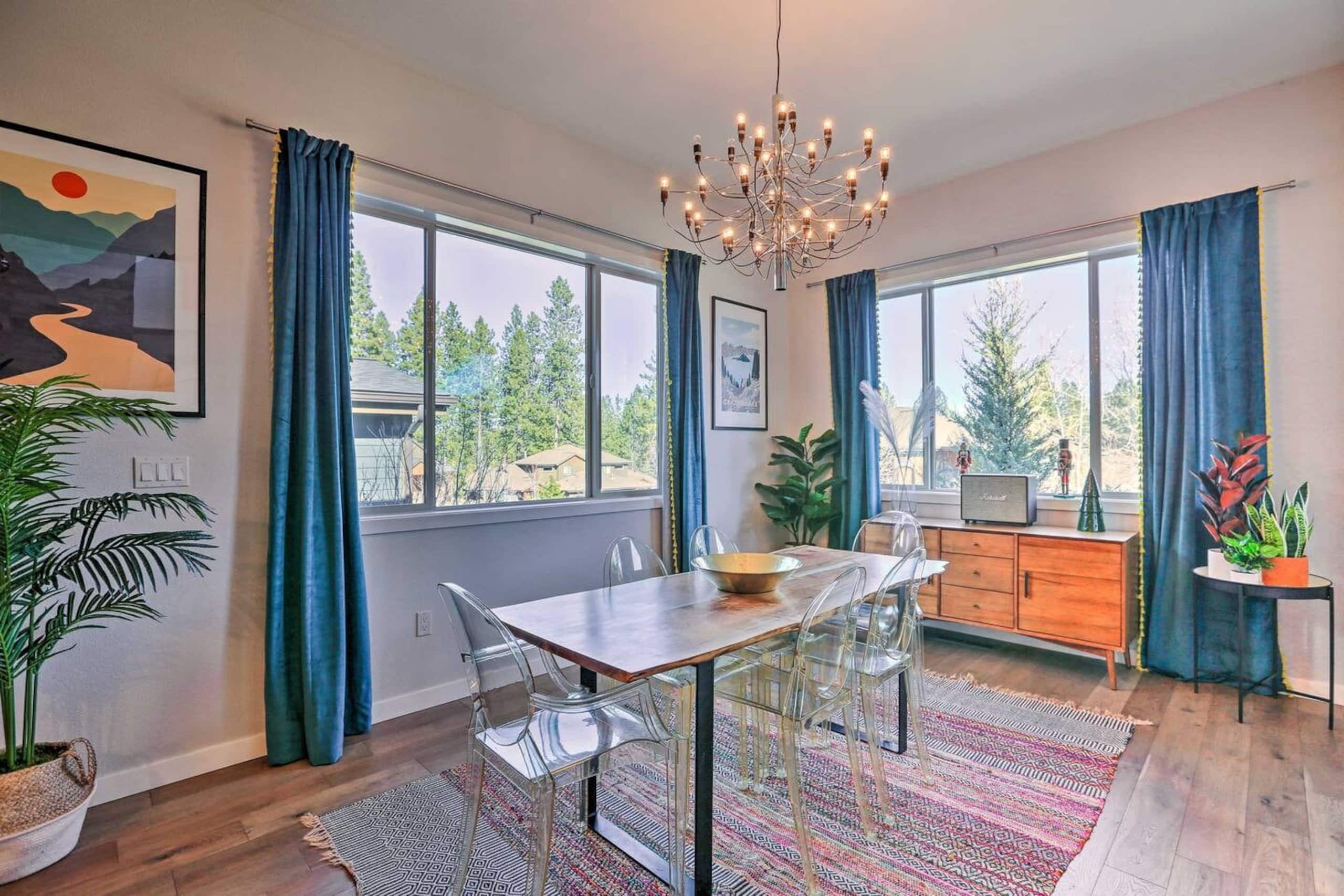 Luxury Bend Getaway | Hot Tub • Fireplace • Views 17