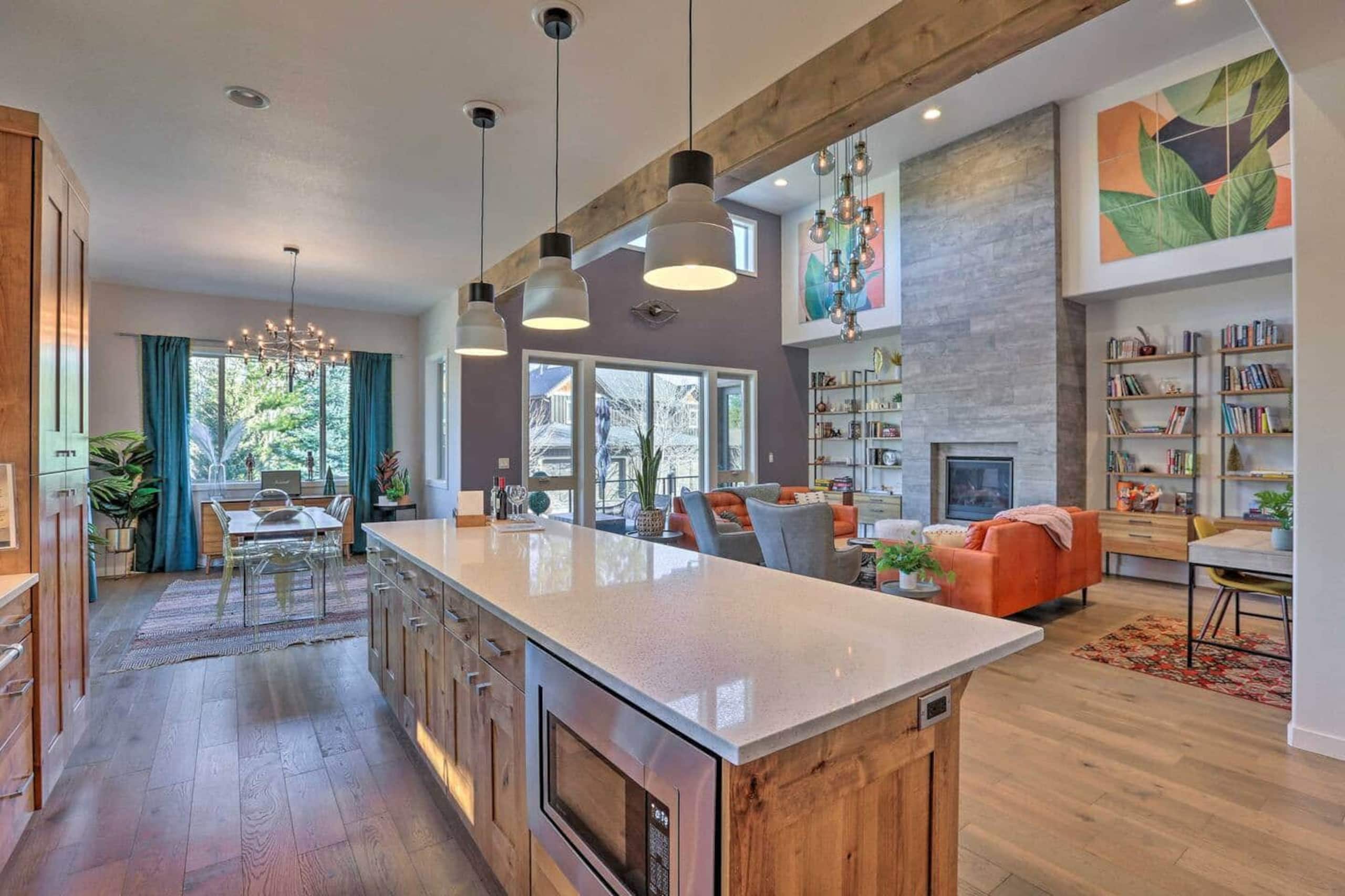 Luxury Bend Getaway | Hot Tub • Fireplace • Views — photo 2