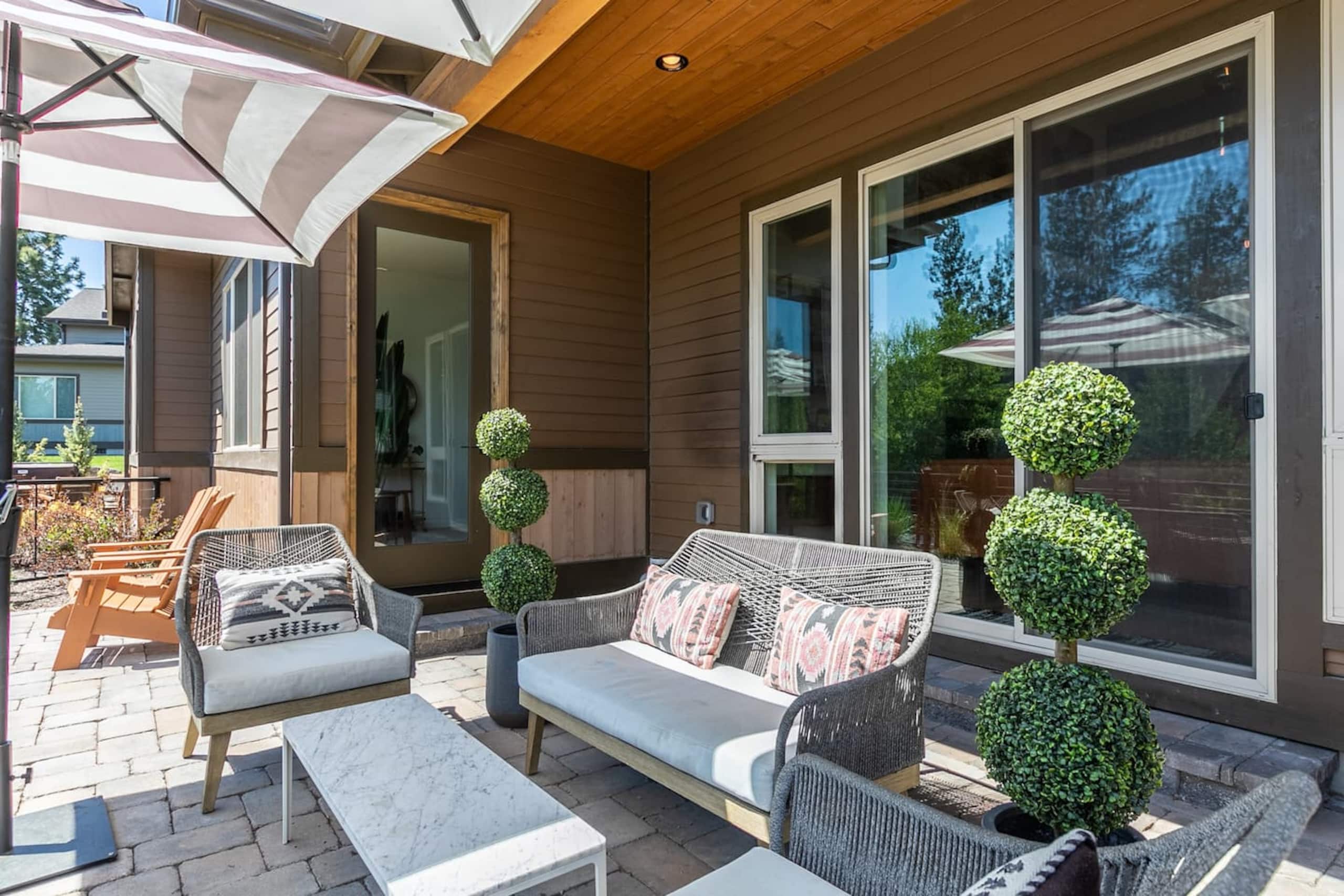 Luxury Bend Getaway | Hot Tub • Fireplace • Views 6
