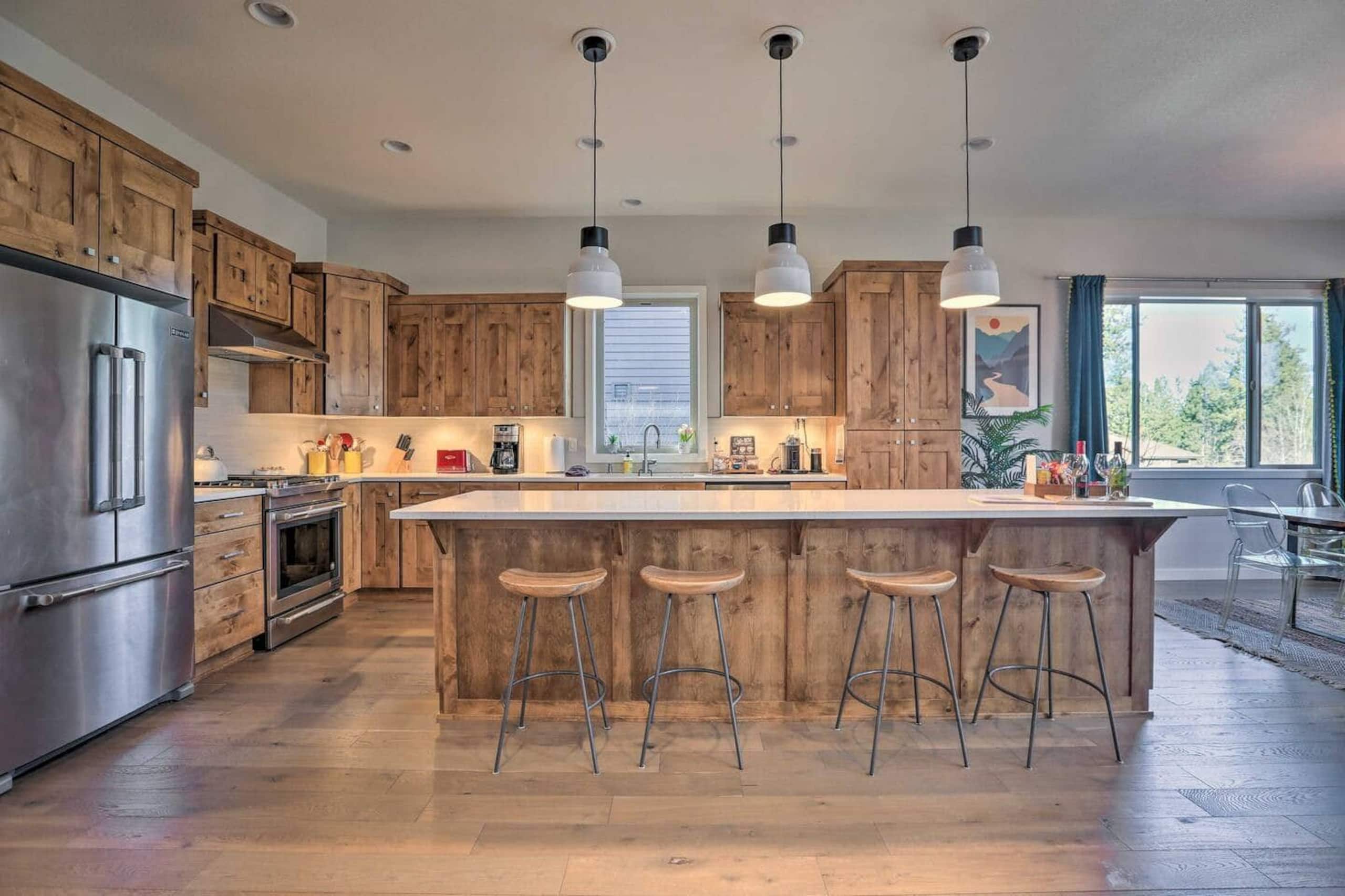 Luxury Bend Getaway | Hot Tub • Fireplace • Views 11