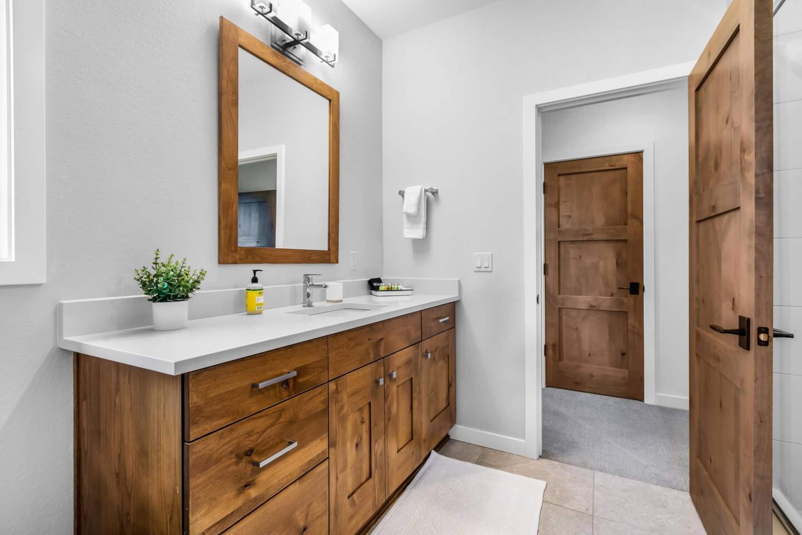 Luxury Bend Getaway | Hot Tub • Fireplace • Views 30