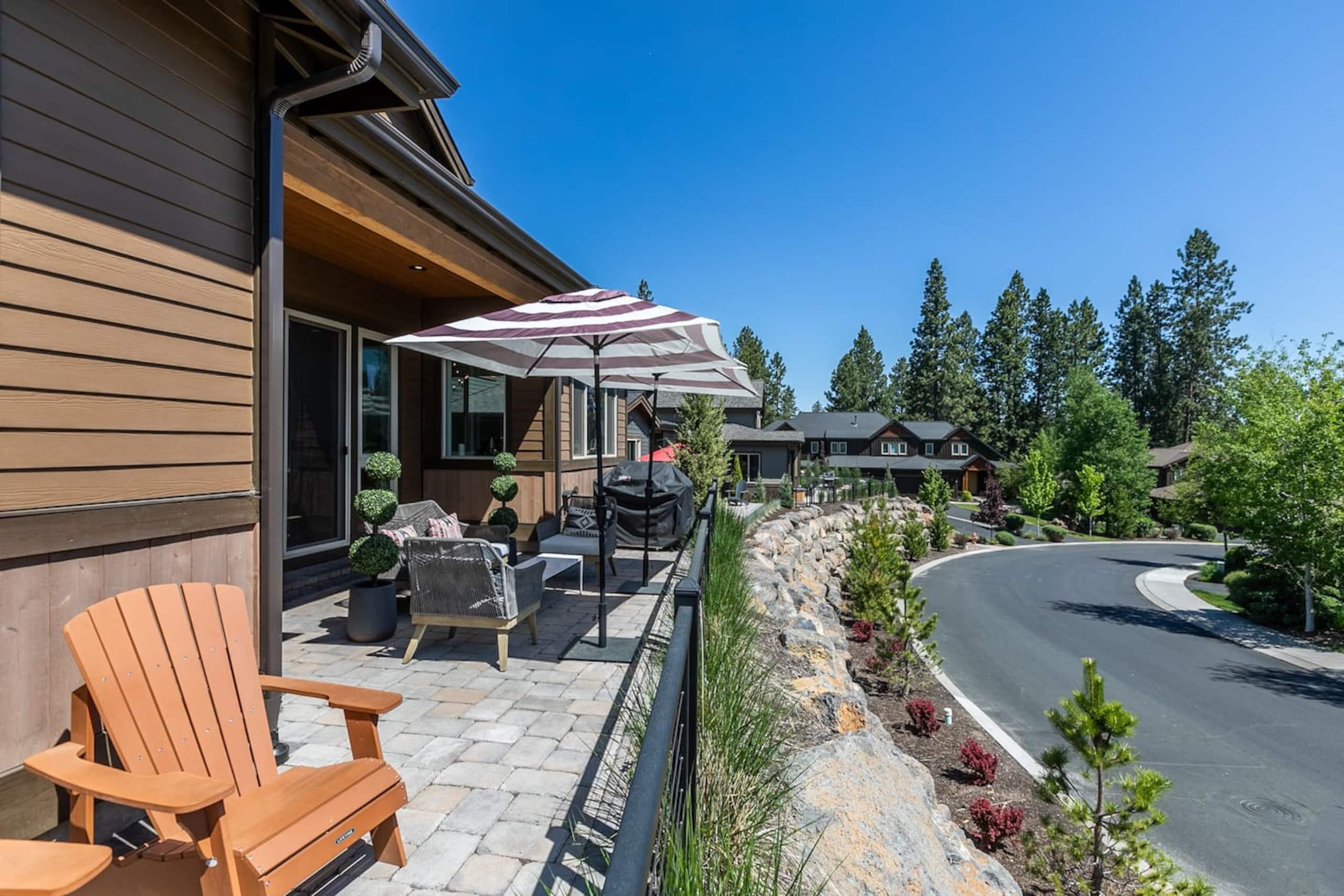 Luxury Bend Getaway | Hot Tub • Fireplace • Views 34