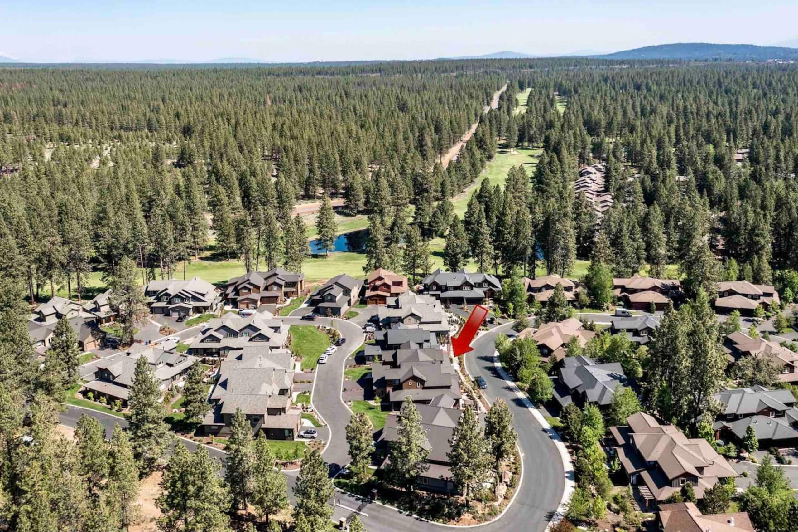 Luxury Bend Getaway | Hot Tub • Fireplace • Views 40