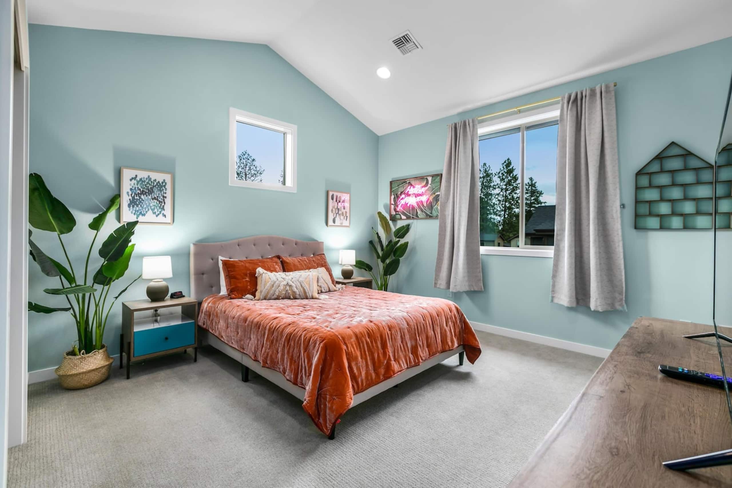 Luxury Bend Getaway | Hot Tub • Fireplace • Views 20