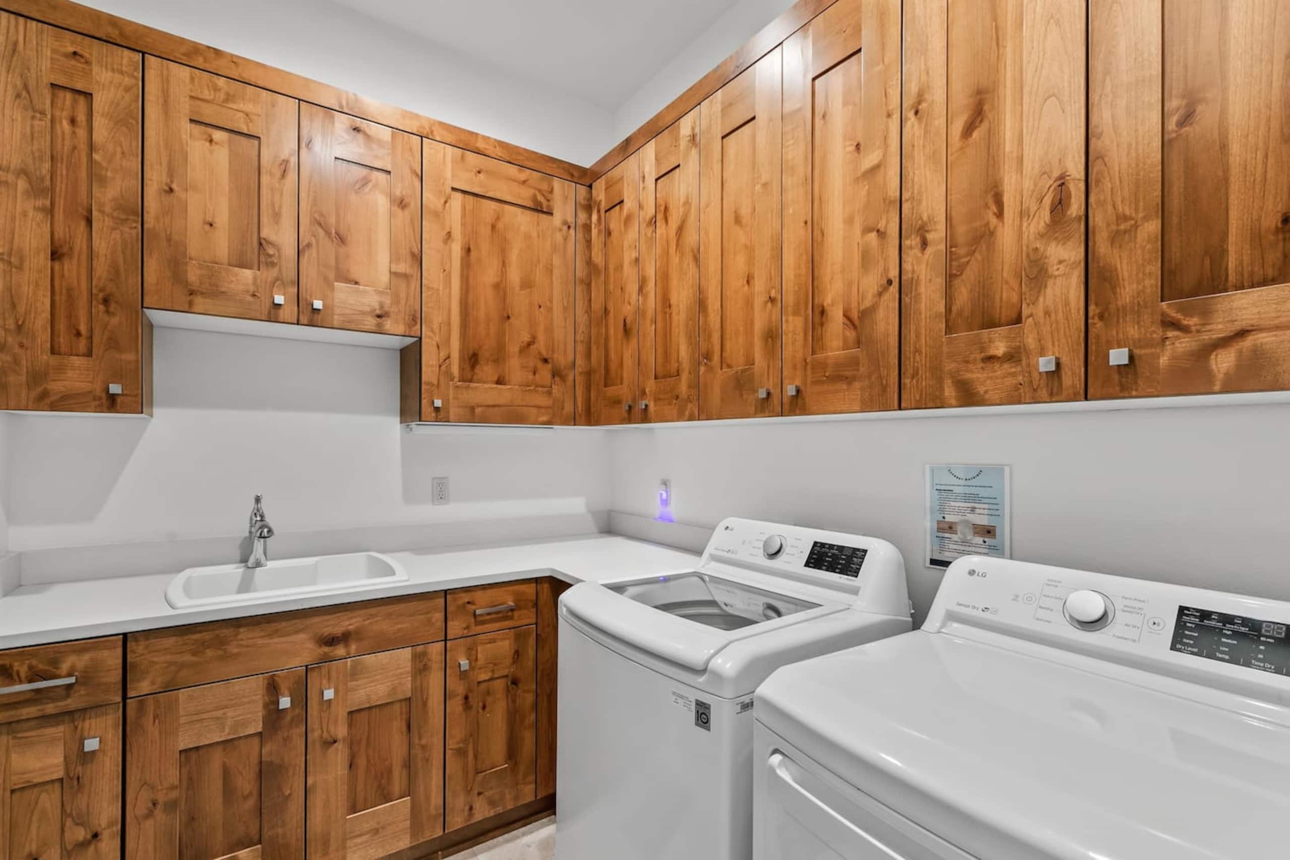 Luxury Bend Getaway | Hot Tub • Fireplace • Views 37