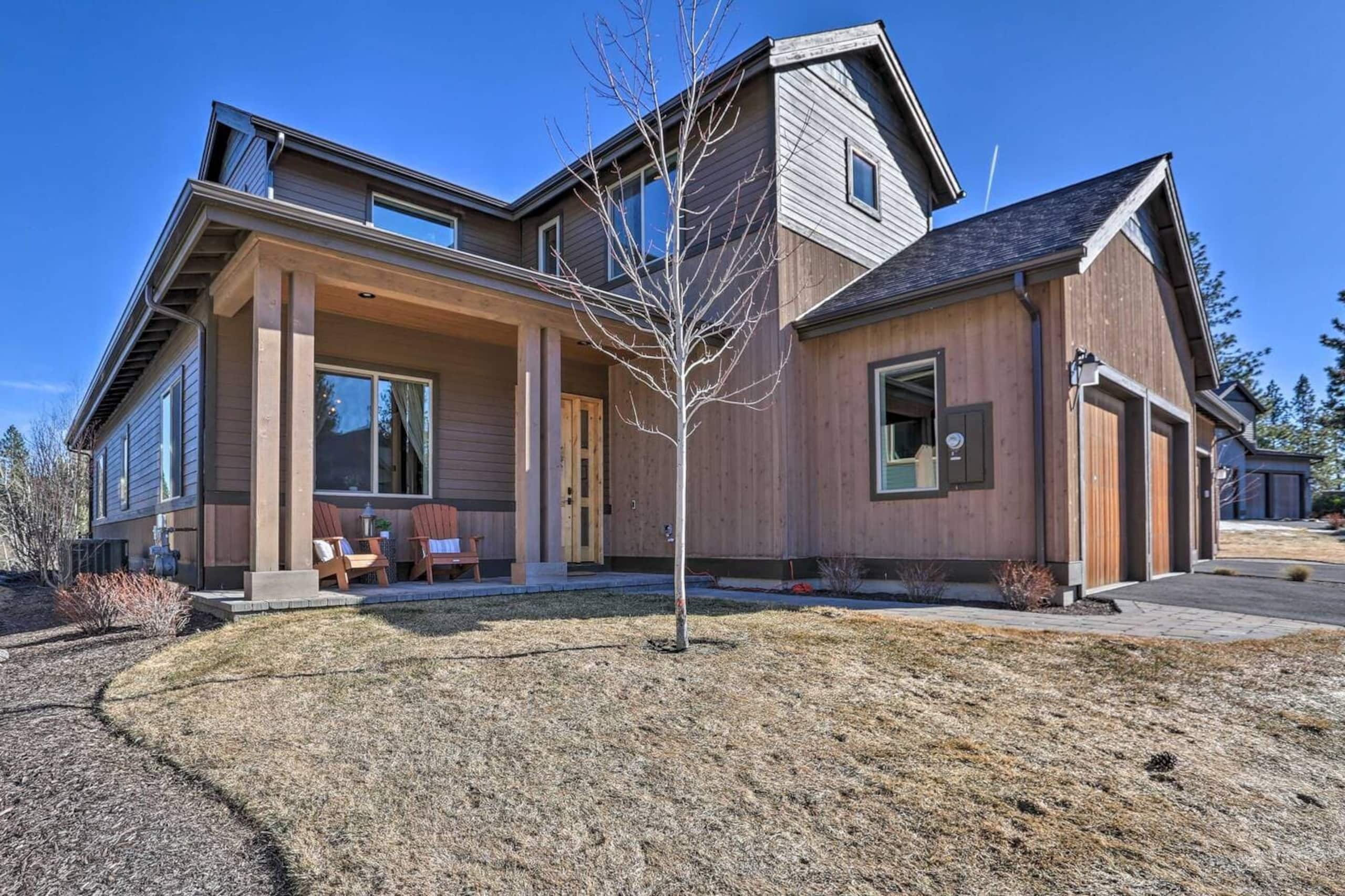 Luxury Bend Getaway | Hot Tub • Fireplace • Views 39