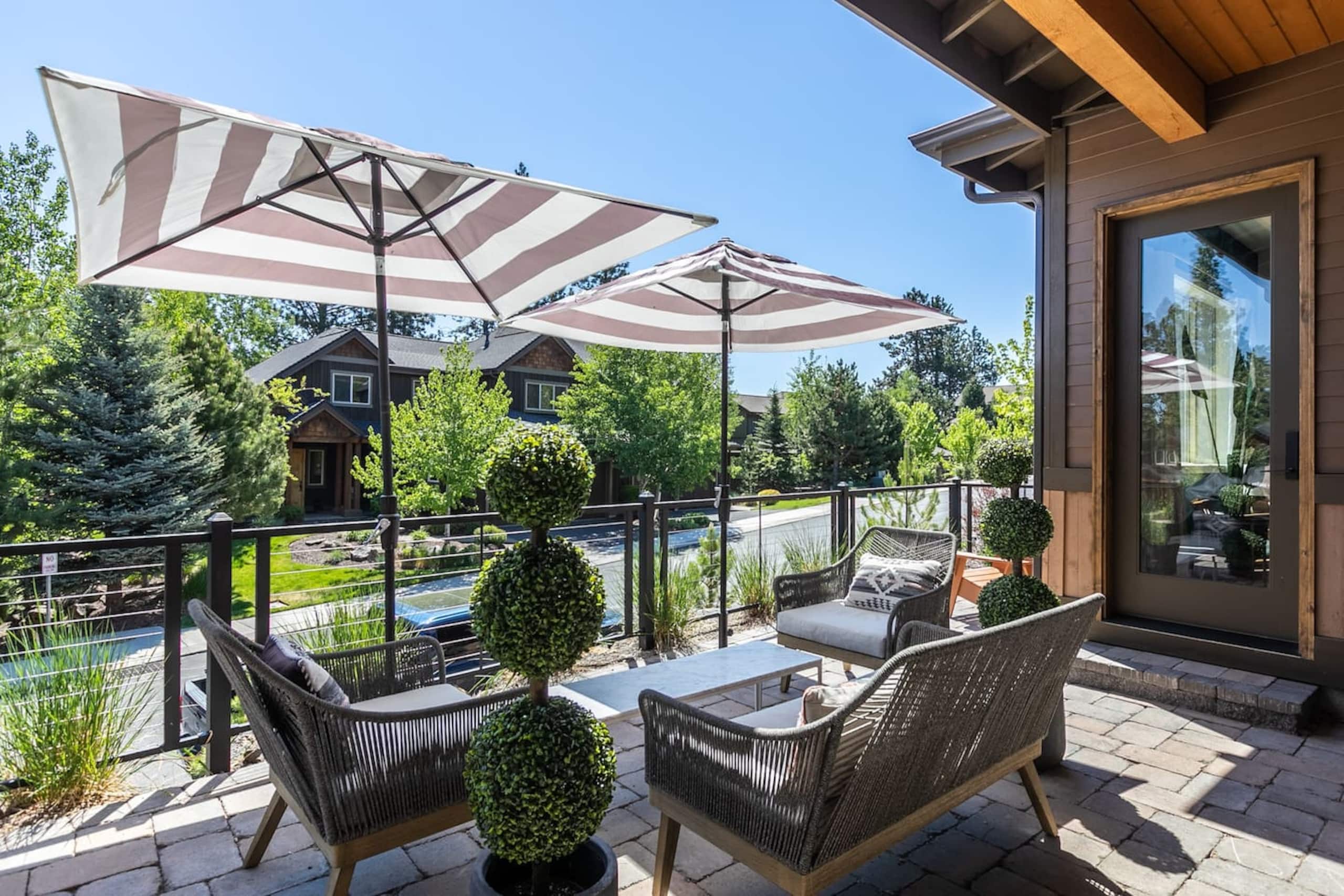 Luxury Bend Getaway | Hot Tub • Fireplace • Views 32
