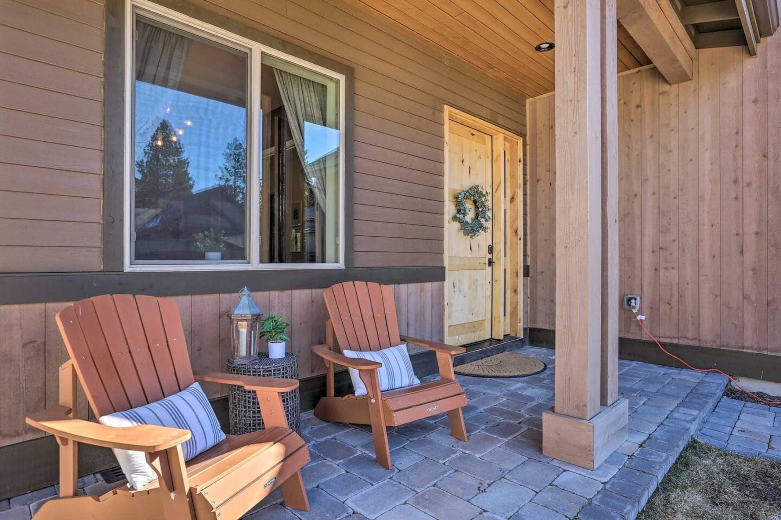 Luxury Bend Getaway | Hot Tub • Fireplace • Views 33