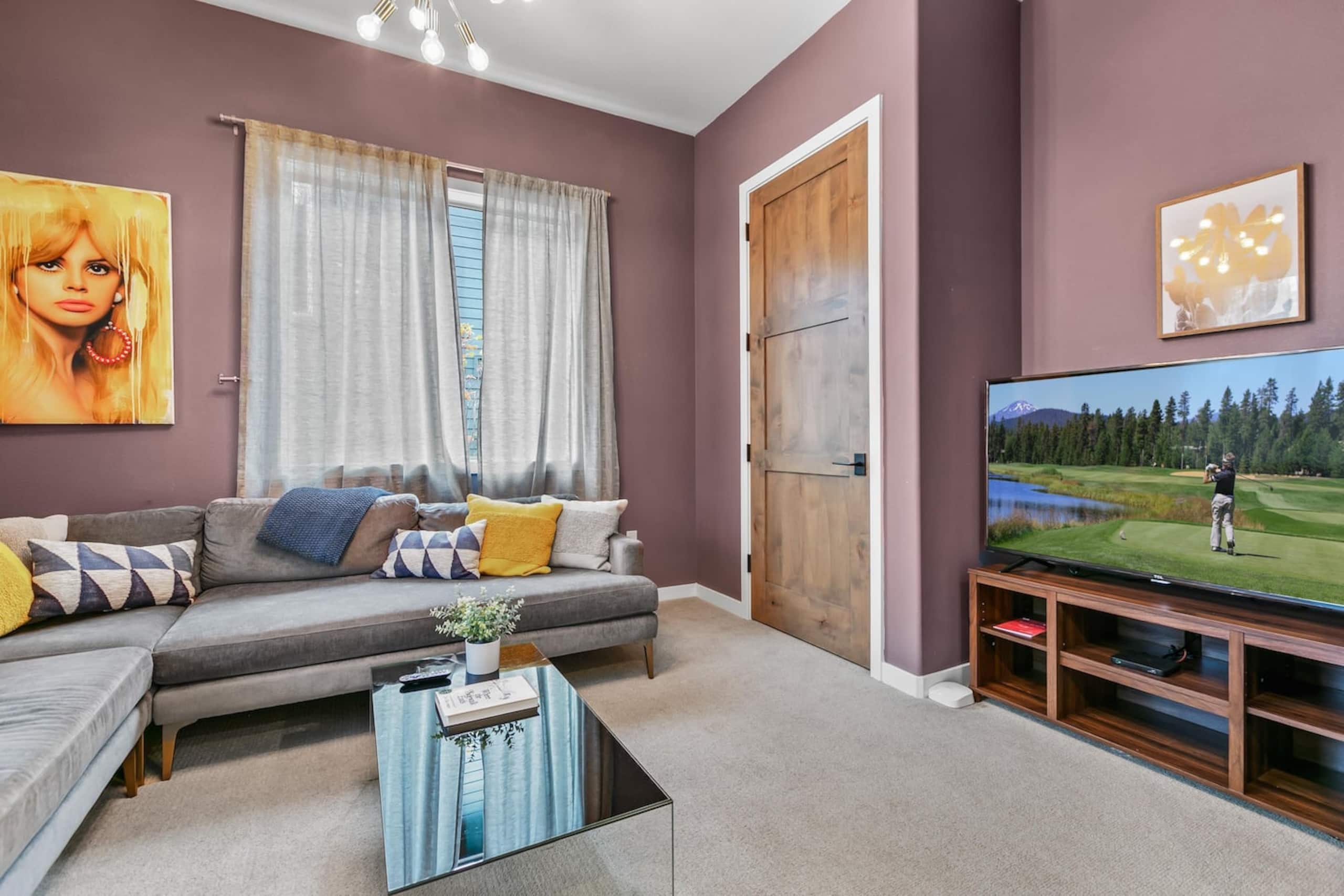 Luxury Bend Getaway | Hot Tub • Fireplace • Views 9