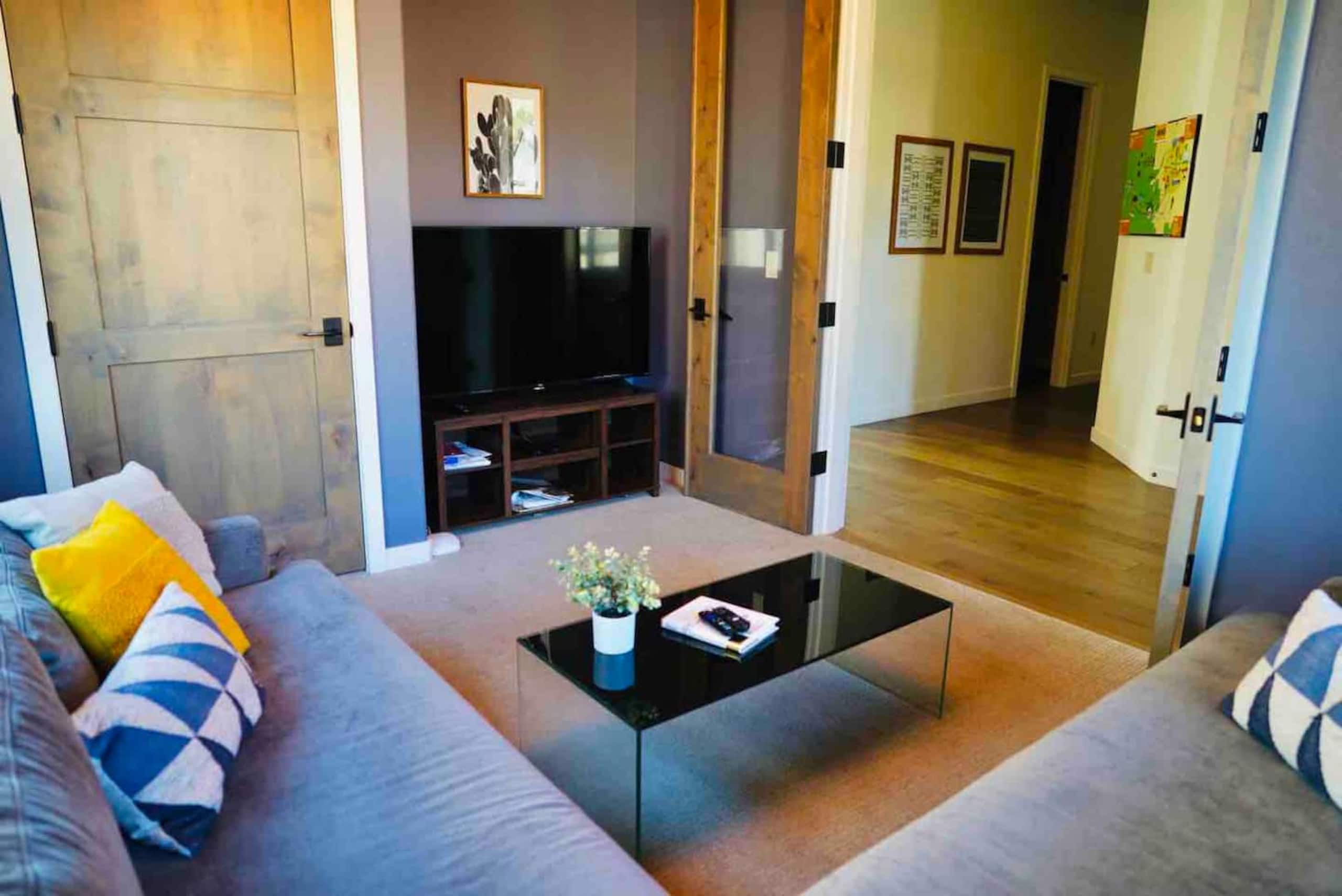 Luxury Bend Getaway | Hot Tub • Fireplace • Views 10