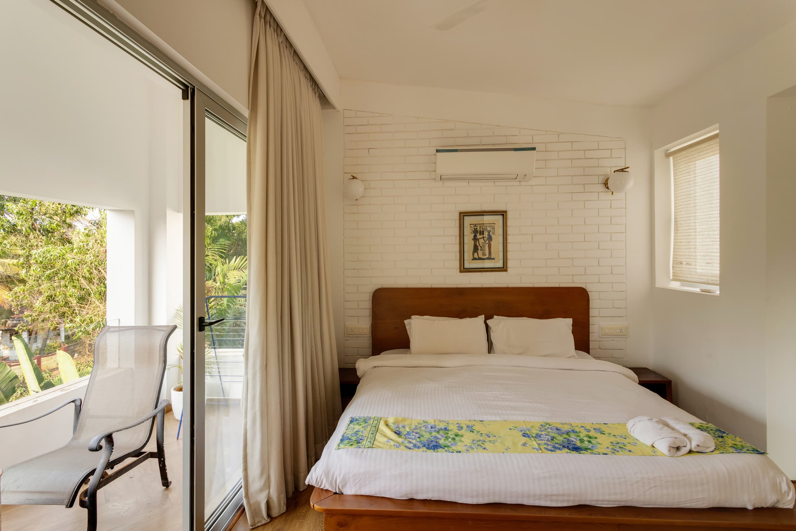 Spacious Duplex Glass House with Pool in Siolim 26
