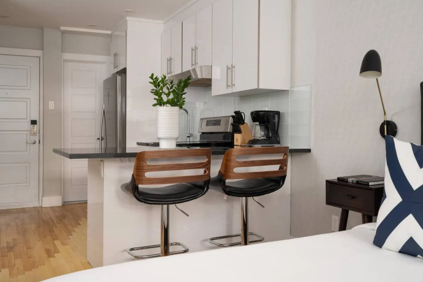 FurnishedMTL - Cozy Modern Studio near Mcgill 2