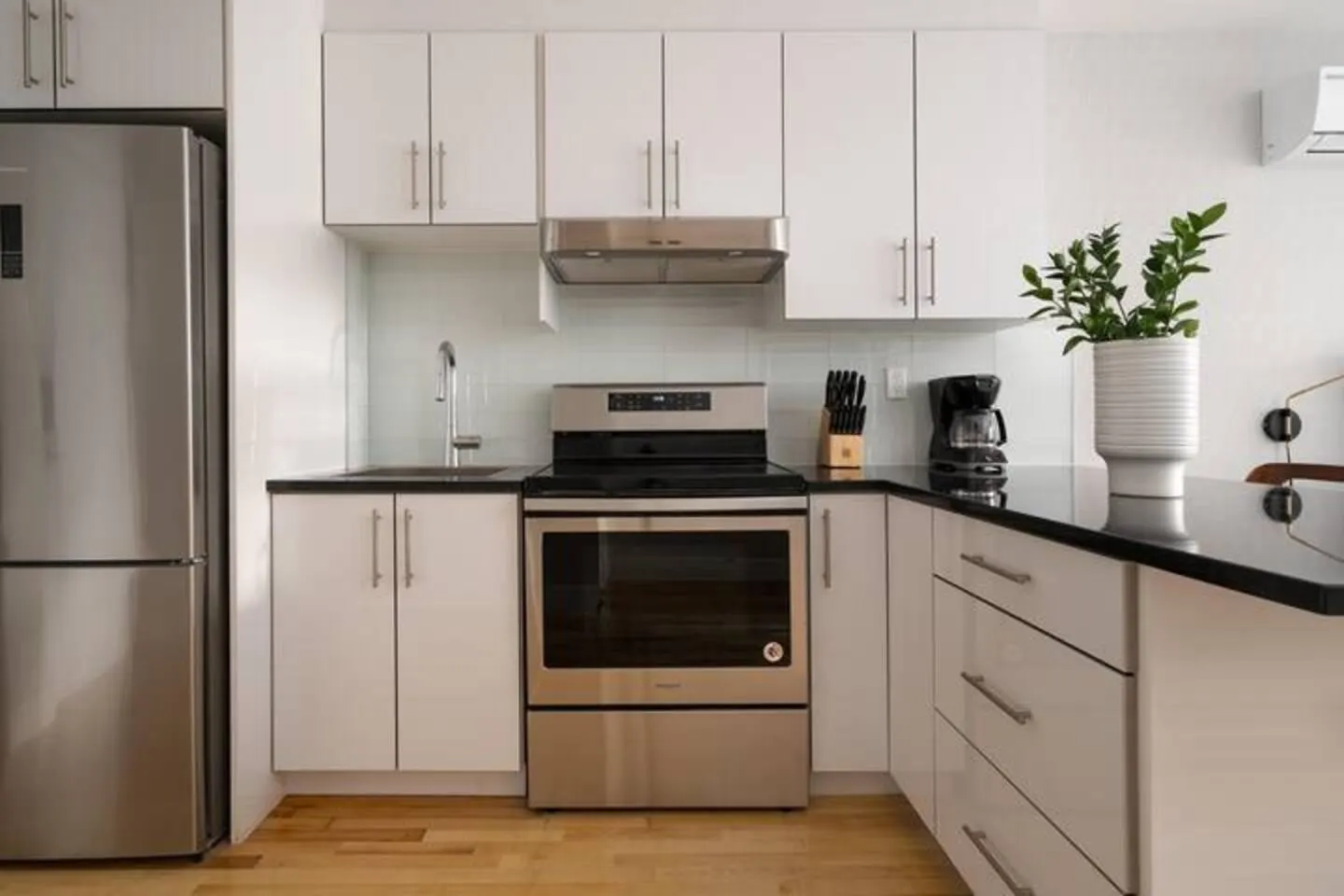 FurnishedMTL - Cozy Modern Studio near Mcgill 5