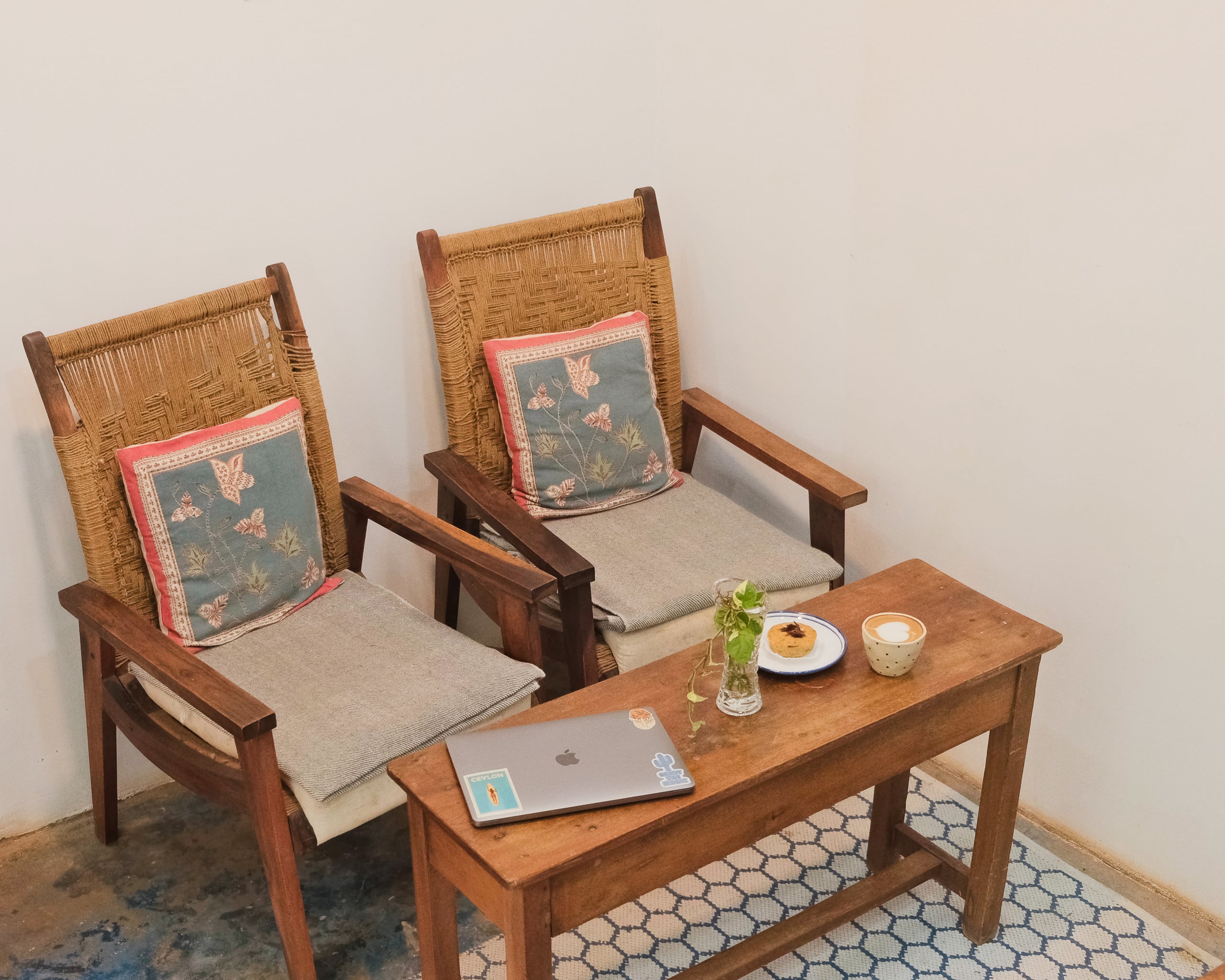 Cozy AC room / balcony and coffee bistro 20