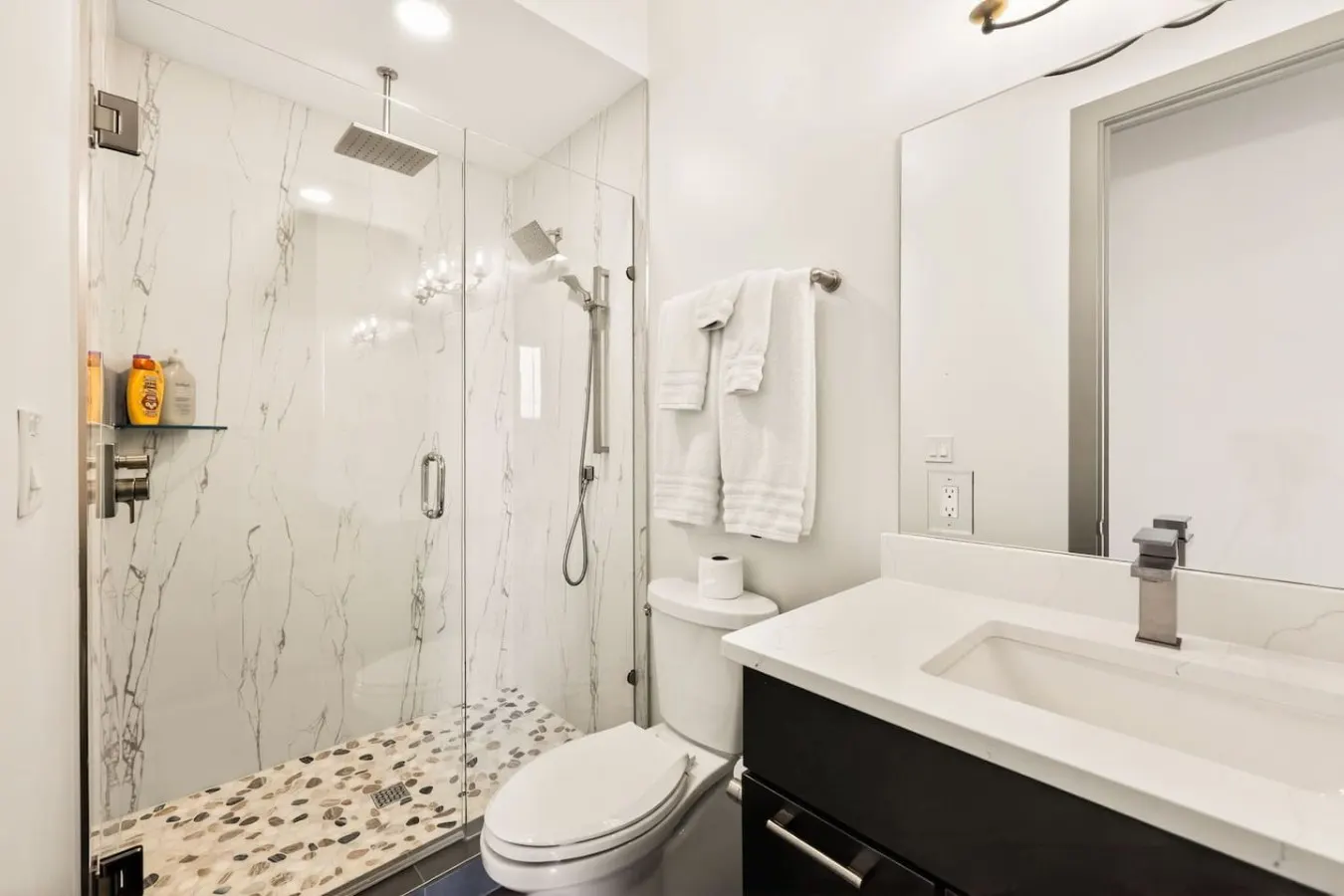 Luxury 6BR Retreat w Rooftop Deck at TQL Stadium 13