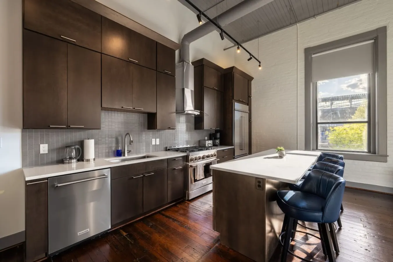 Luxury 6BR Retreat w Rooftop Deck at TQL Stadium 20