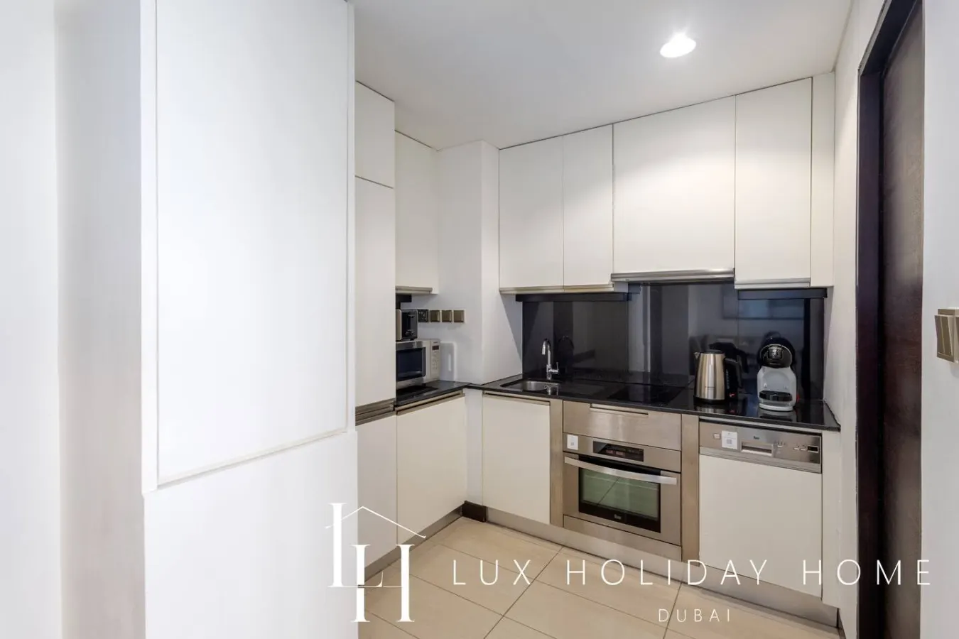 LUX The JW Marina Studio 4 11