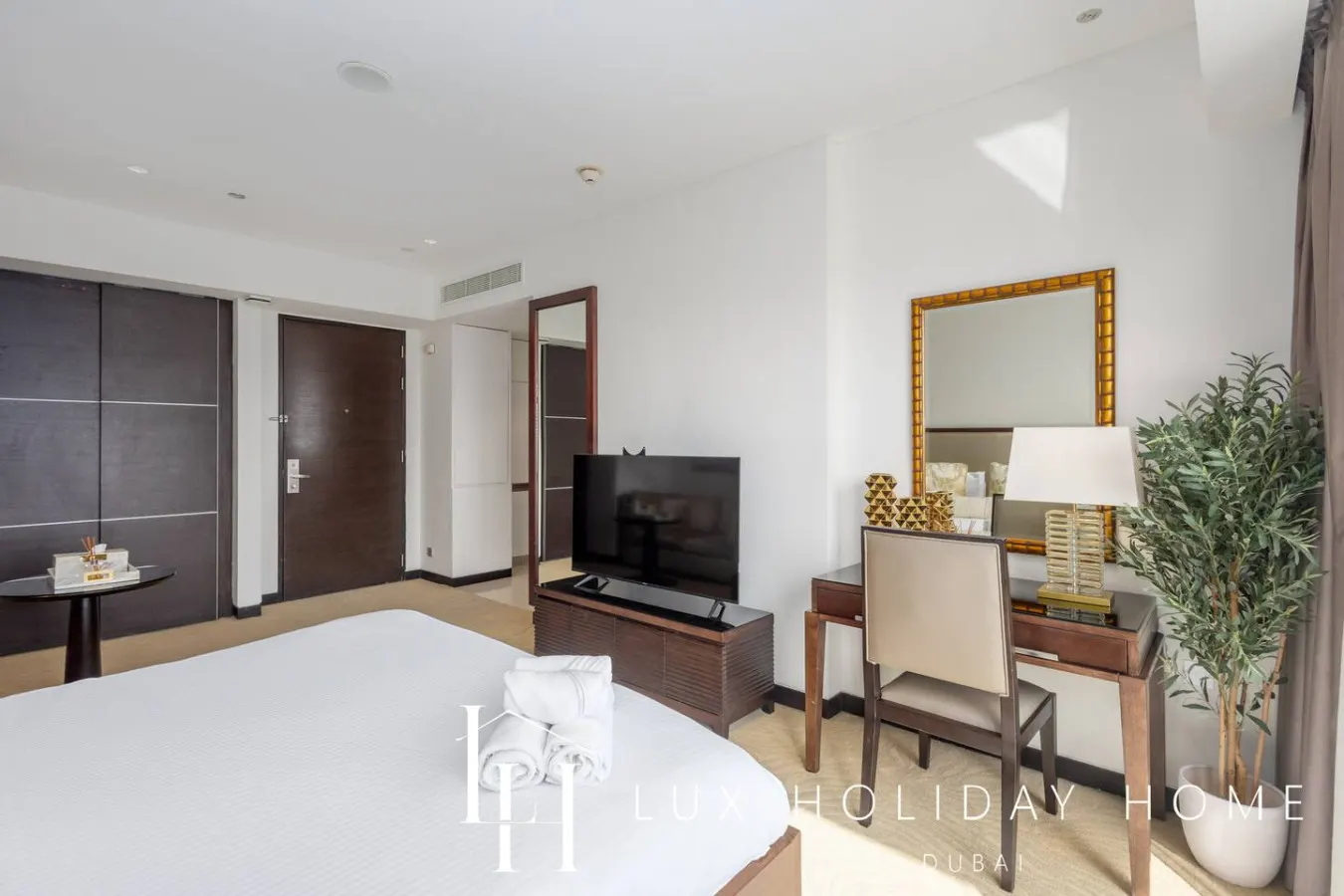 LUX The JW Marina Studio 4 13