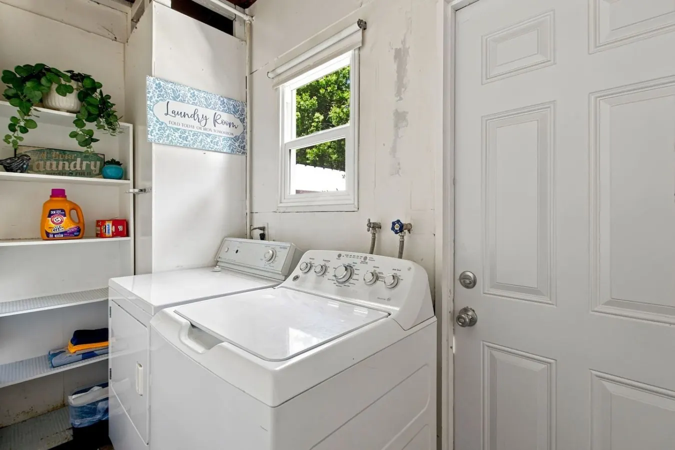 Beach Cottage Gem - 2Blocks2 Beach, Parking, Cozy 14