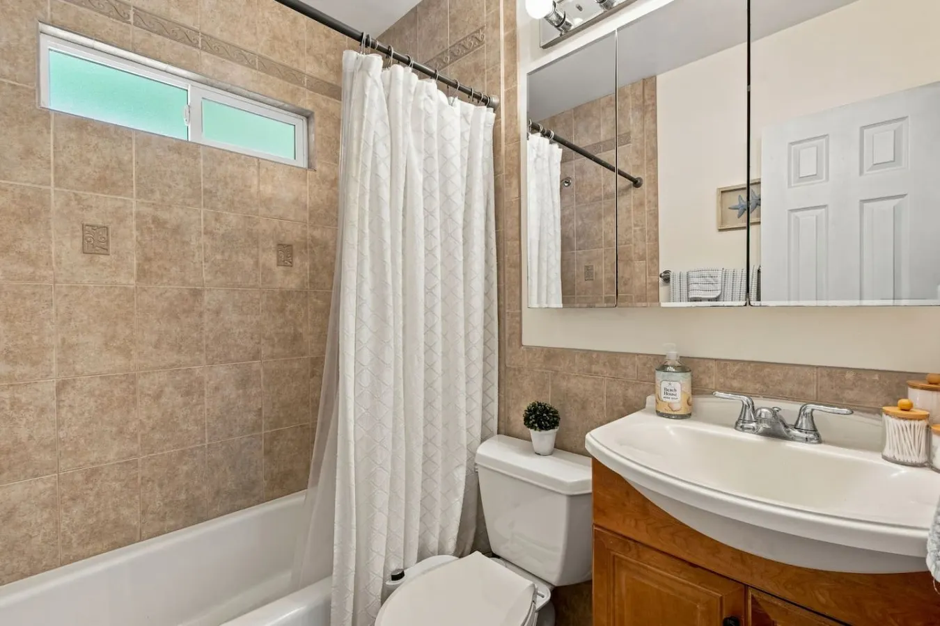 Beach Cottage Gem - 2Blocks2 Beach, Parking, Cozy 18