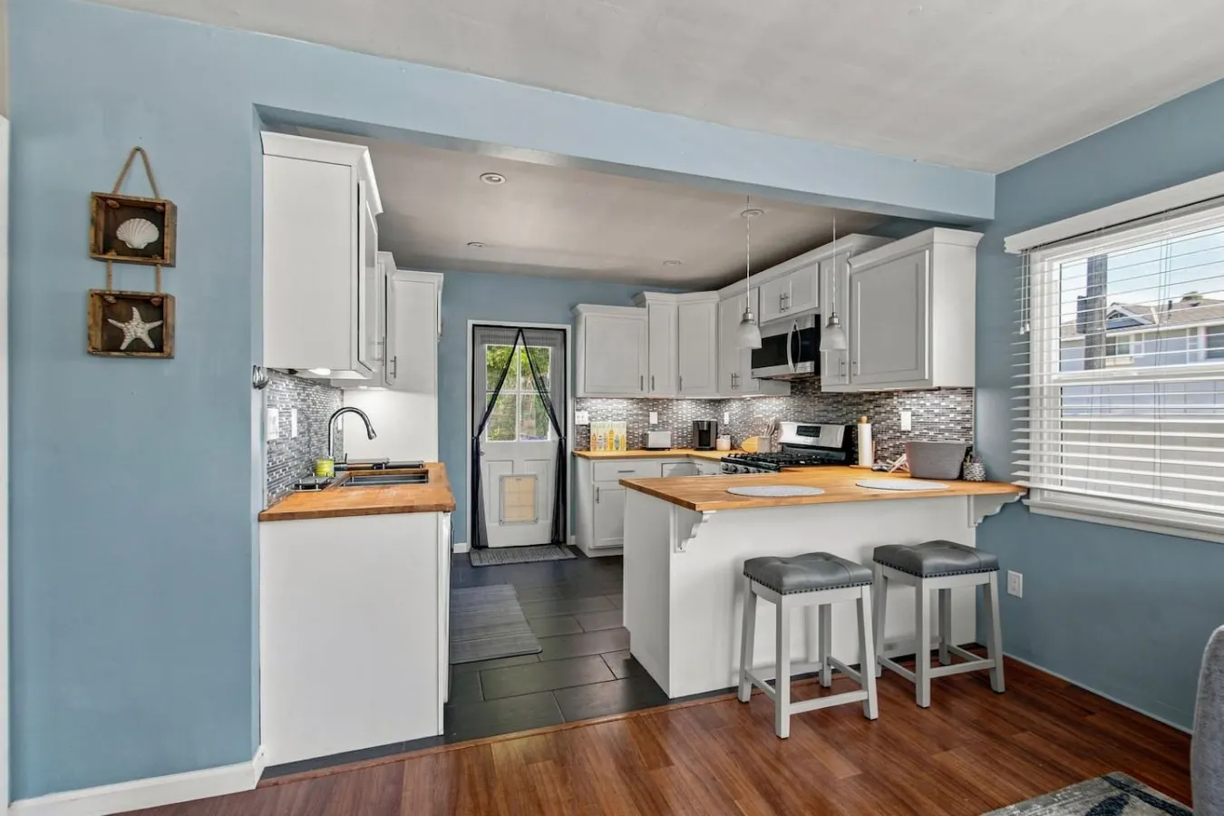 Beach Cottage Gem - 2Blocks2 Beach, Parking, Cozy — photo 4