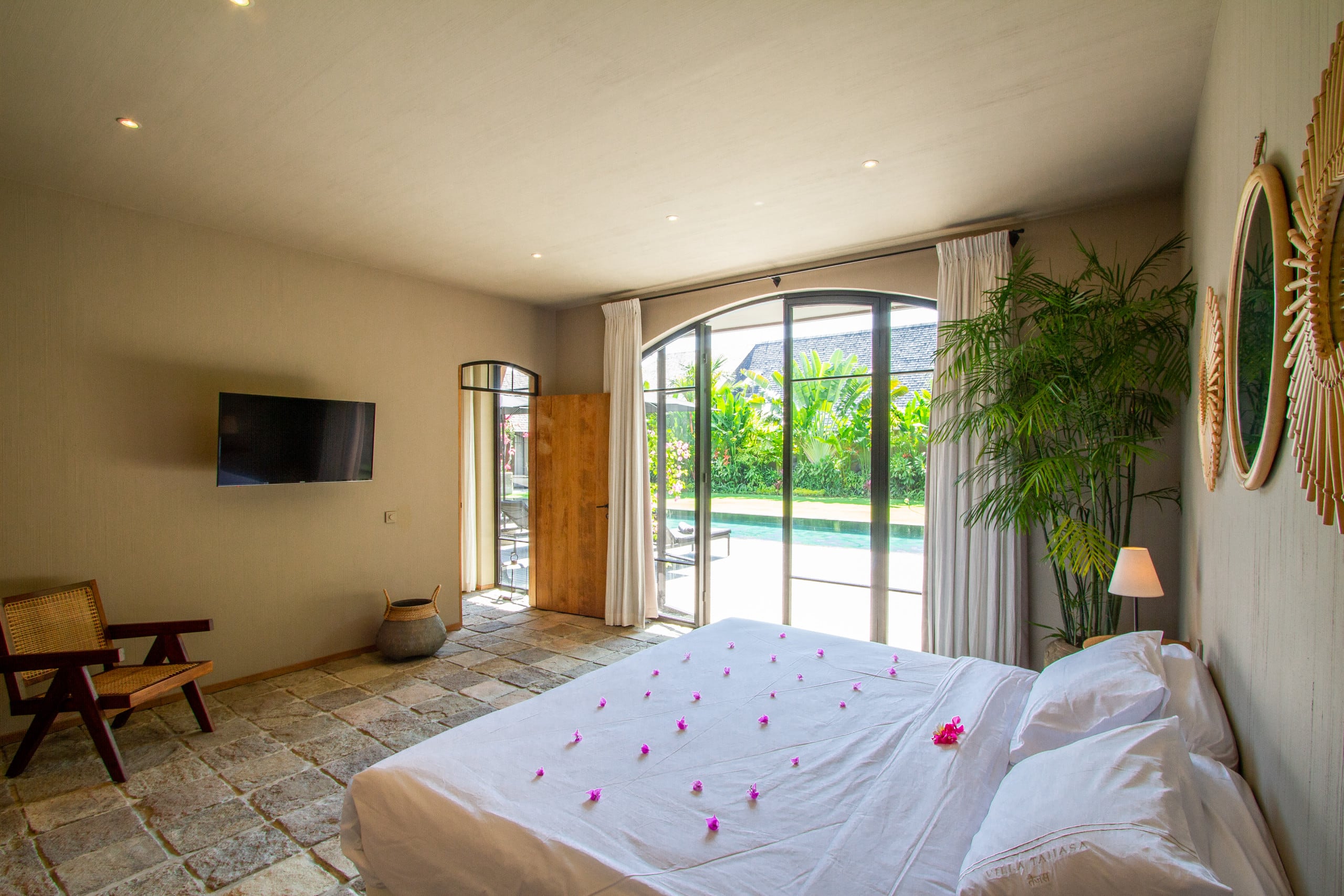 Luxury 5BR Villa with 20m Pool 32