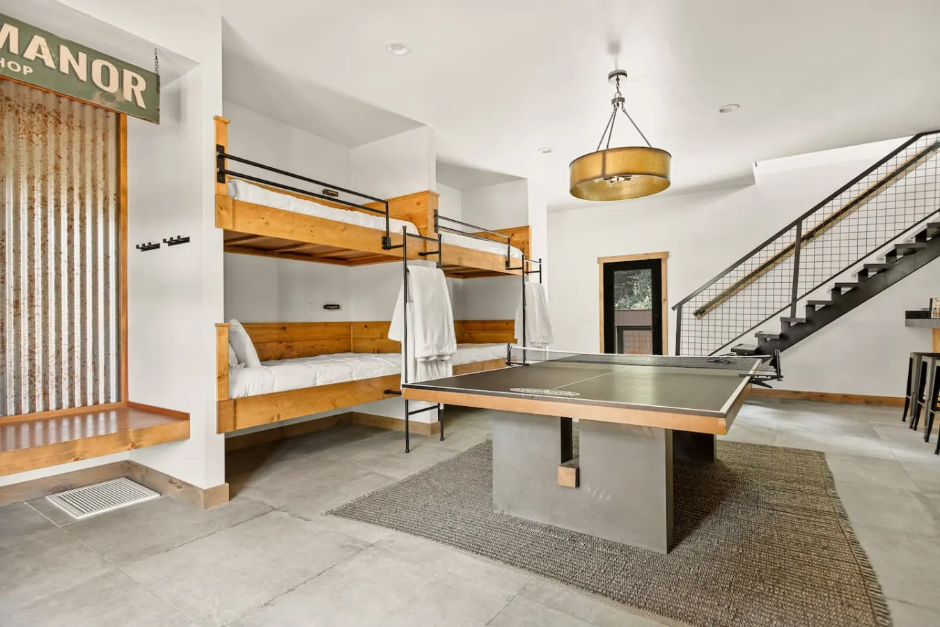Urban Manor, Walk 2 Bear Mtn & Hot Tub w Firepit 3