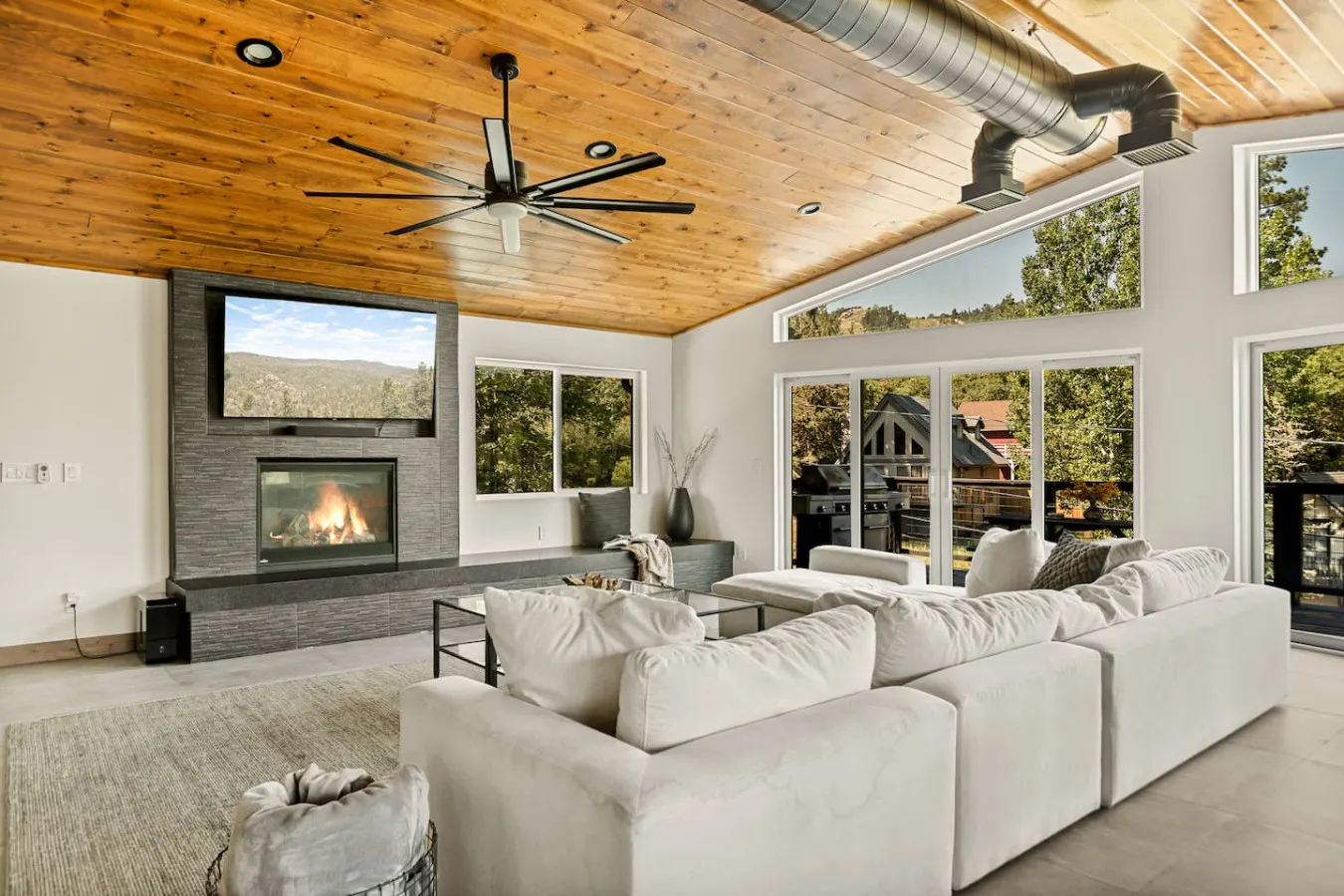 Urban Manor, Walk 2 Bear Mtn & Hot Tub w Firepit 4