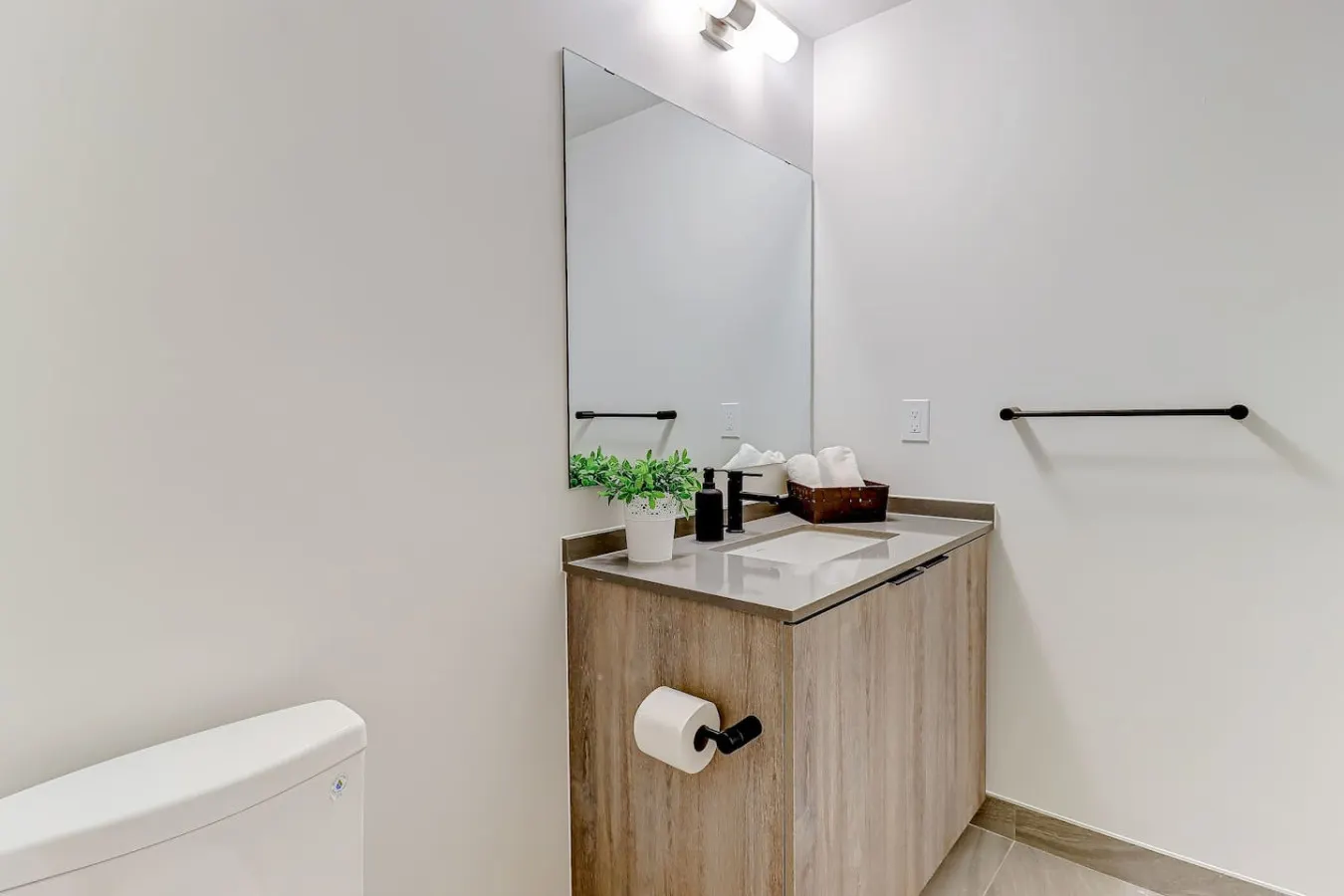 3BR Retreat in Artistic Junction Gym High Park 19