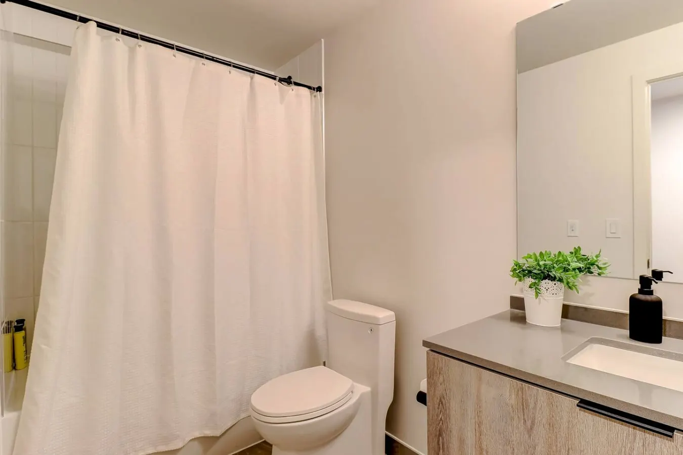 3BR Retreat in Artistic Junction Gym High Park 20
