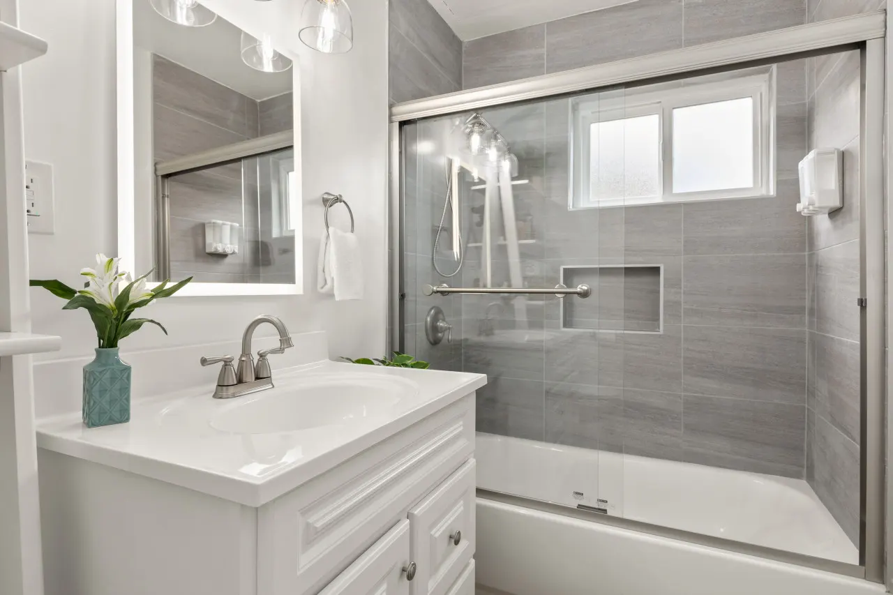 Inviting 2BD/1BA - Short Stroll to Beach & Dining — photo 4