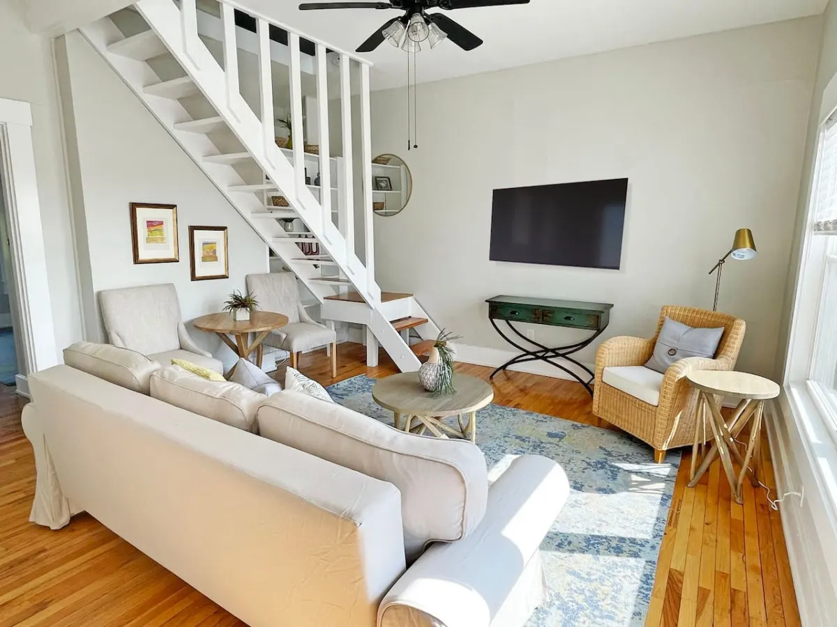 Mt Adams 2BR Deck River Views 3-min to Dtown 1