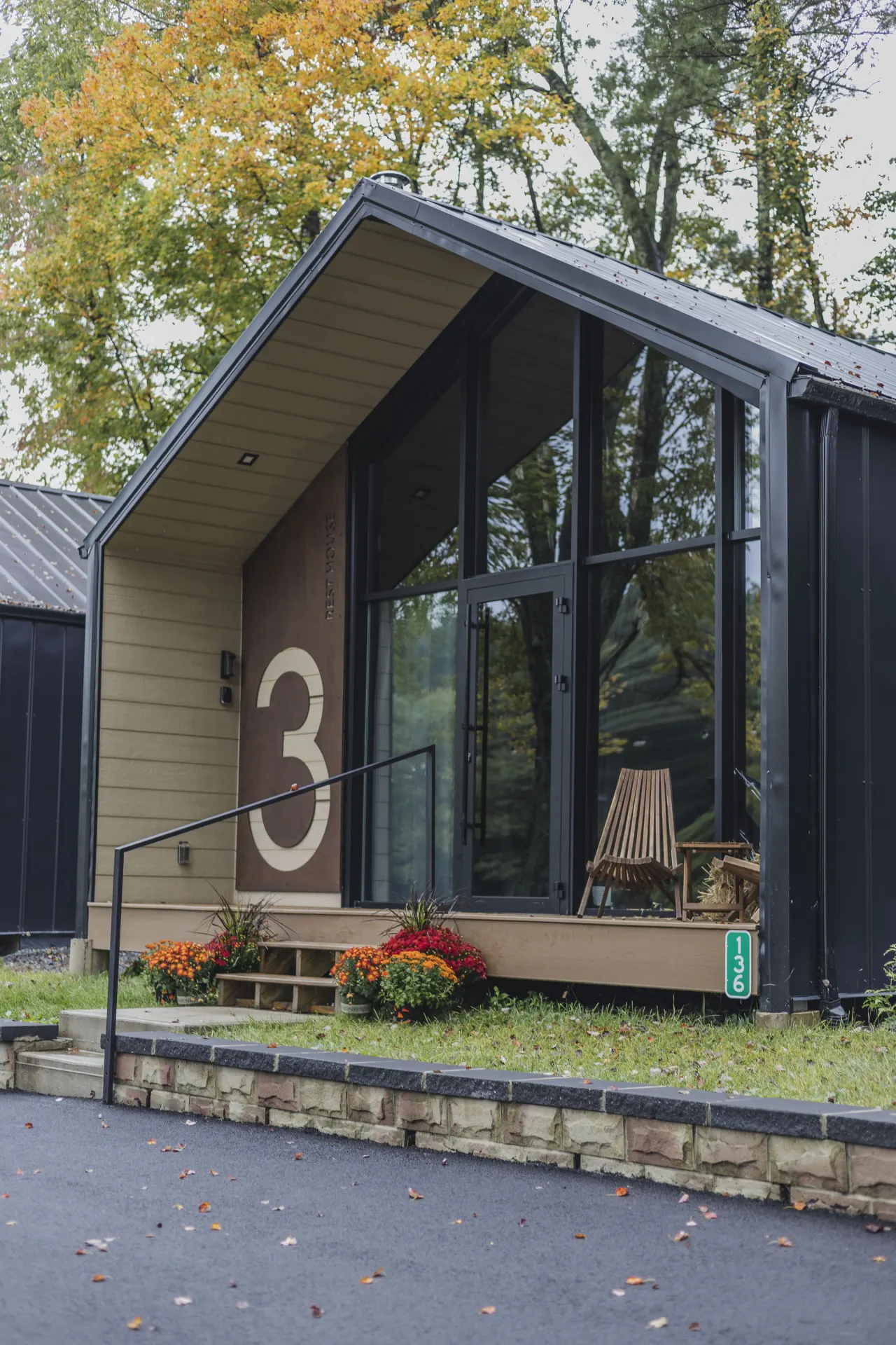 Rustic Lakefront Chalet #3/ Pocono, 5 min Camelback