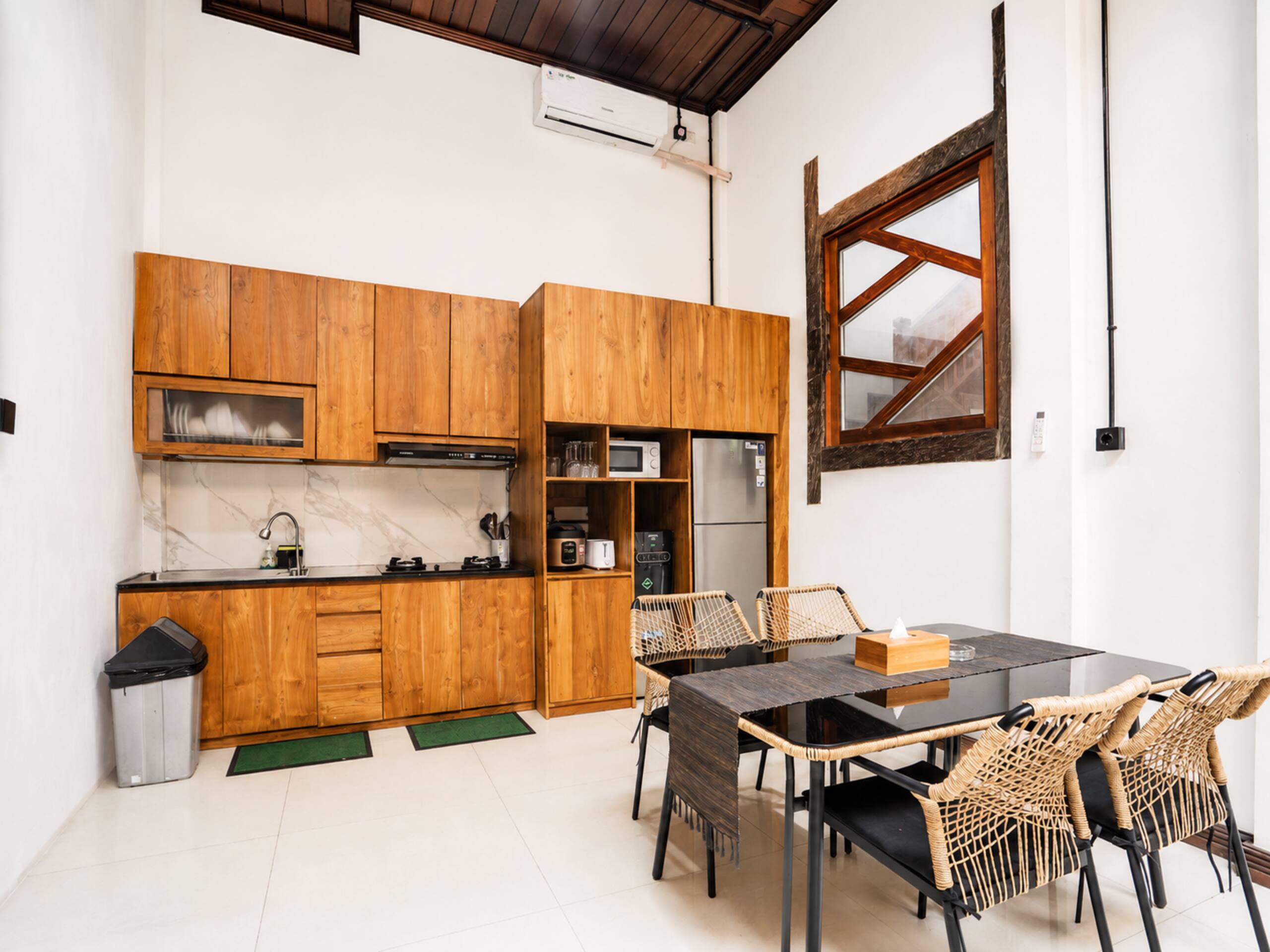 3BR Modern Balinese Wood Villa - Near Beach — photo 5