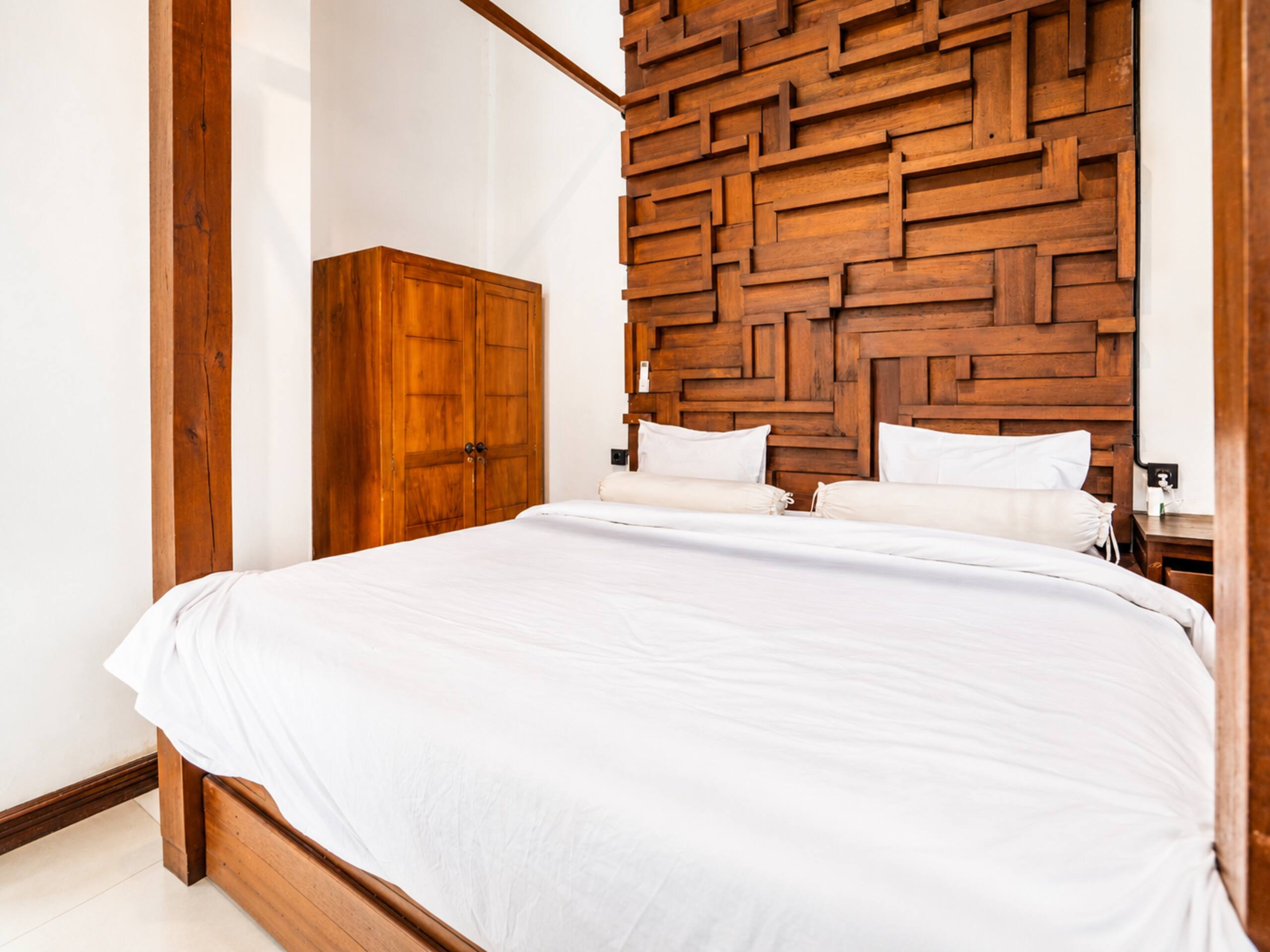 3BR Modern Balinese Wood Villa - Near Beach 6