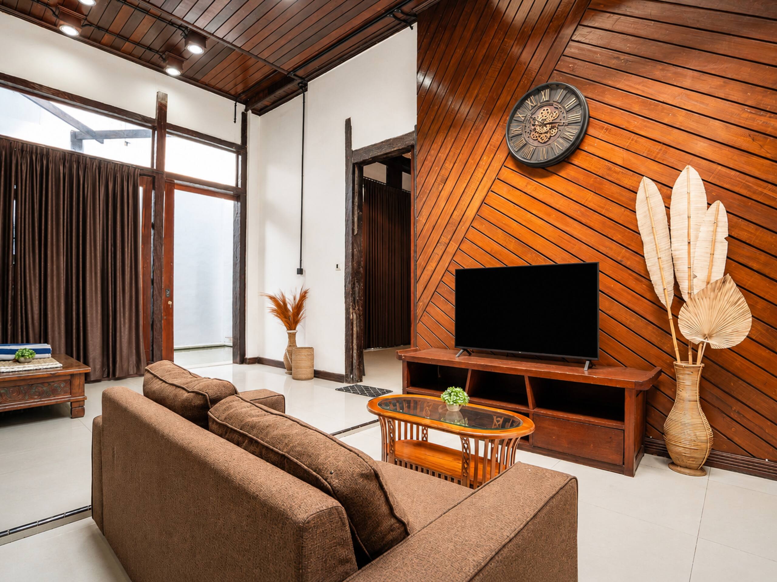 3BR Modern Balinese Wood Villa - Near Beach — photo 3