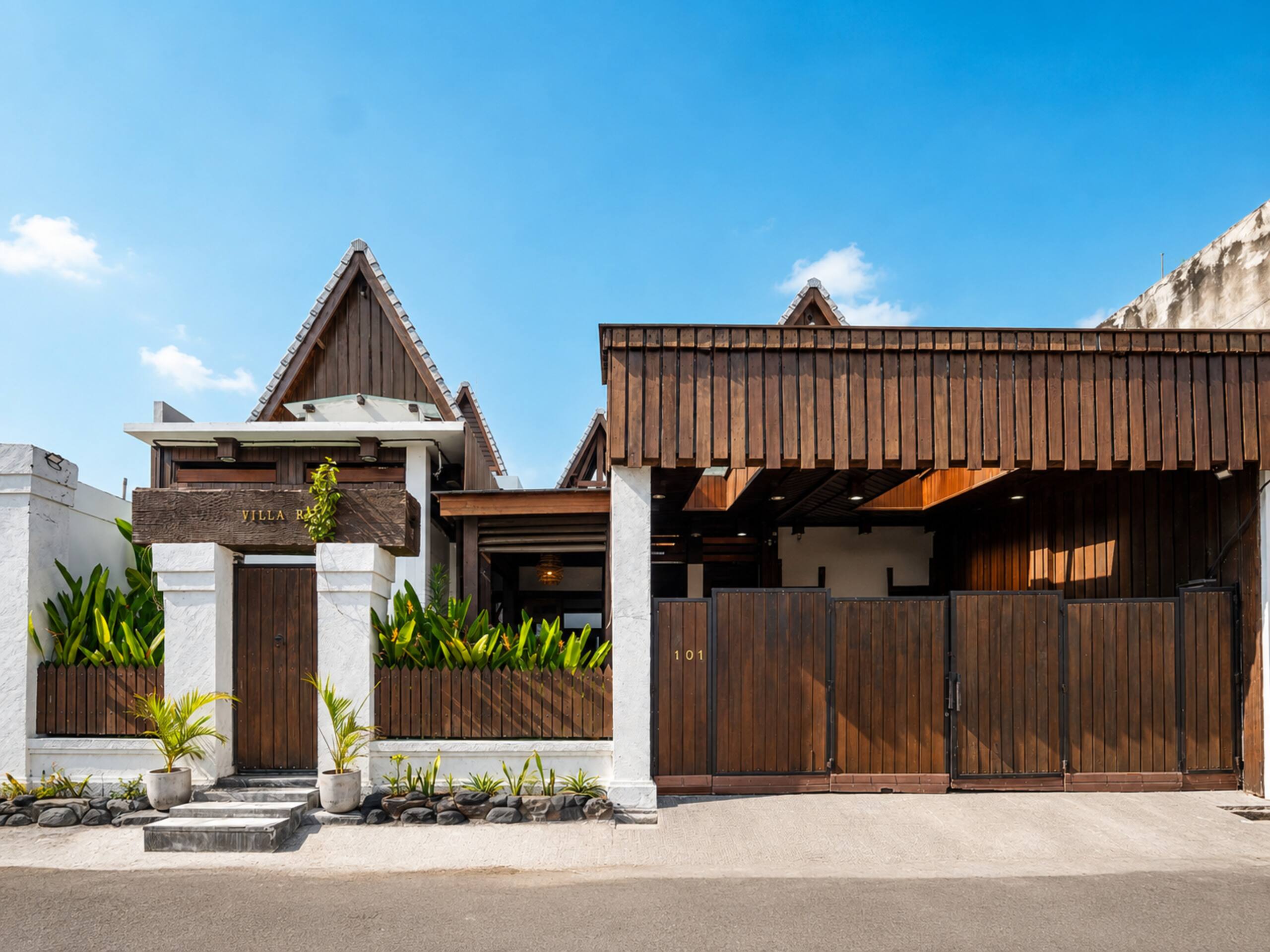 3BR Modern Balinese Wood Villa - Near Beach — photo 2