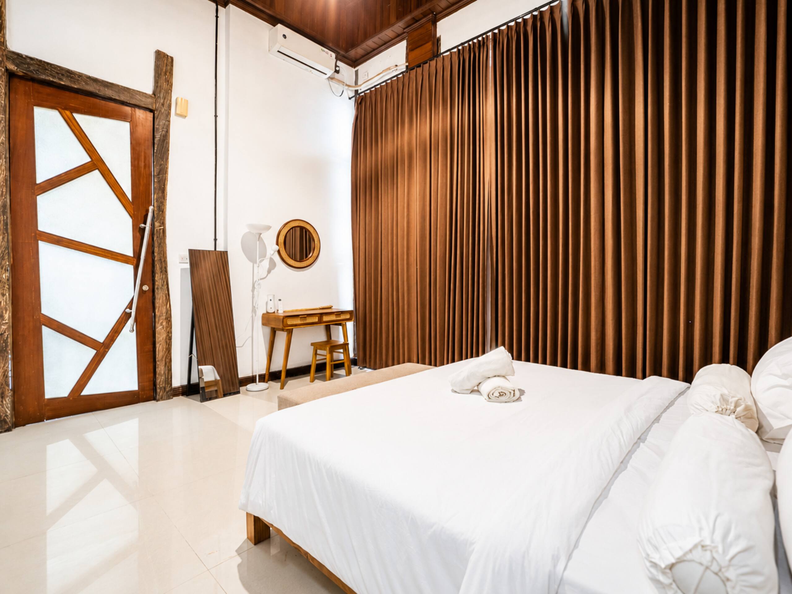 3BR Modern Balinese Wood Villa - Near Beach — photo 4