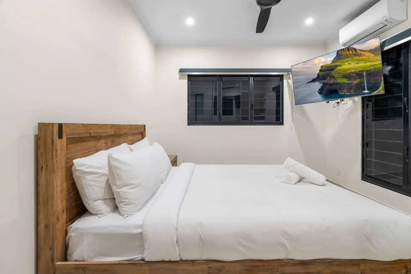 ZenLux Mermaid Sunsets: Beachfront Fishing Retreat 10