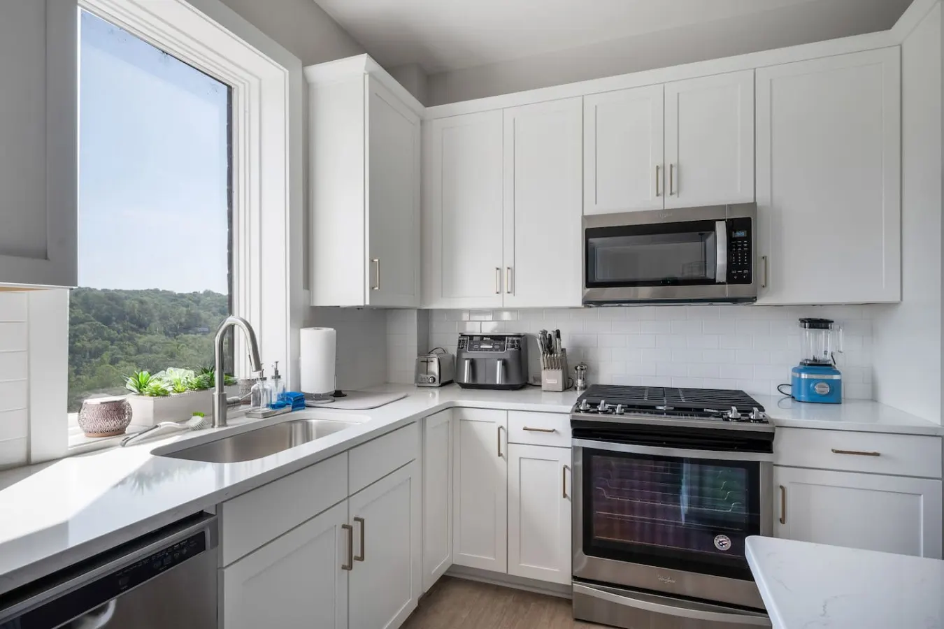 Luxury Downtown Loft Balcony & Rooftop Bar 20
