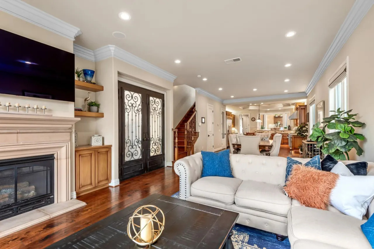 Beach Living on 9th Spa Close To Entertainment 6
